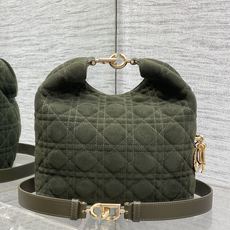 现货‼️Dior2026秋冬系列-「墨绿色绒配皮」JonathanAnderson本季的配饰和细节设计融 现货‼️Dior2026秋冬系列-「墨绿色绒配皮」JonathanAnderson本季的配饰和细节设计融