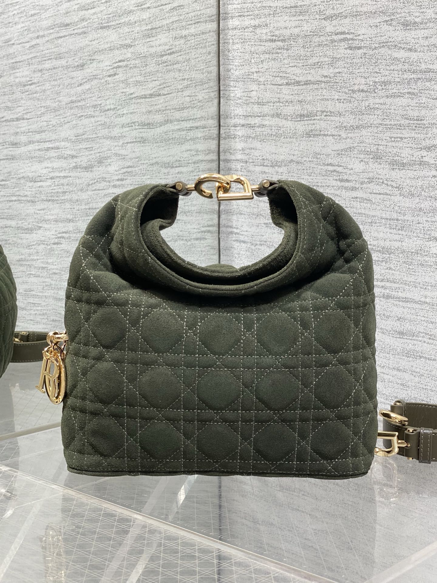 NO:850854,In stock Dior2026 autumn and winter series-'Dark green velvet with leather' JonathanAnderson's accessories and detailed design this season incorporate the lotus consistent with the show!  Elements such as lotus leaves, cascading pleats, curly arcs, and classical silhouette elements are all reflected in the craftsmanship. The details are worth seeing more than the overall shape. 1538 Size24*27*9cm, 2026 spring and summer new style, dior, Hermes,19860909现货 Dior2026秋冬系列-「墨绿色绒配皮」 JonathanAnderson本季的配饰和细节设计融入了与秀场一致的荷花！荷叶等元素,工艺中层叠的褶皱,卷曲的弧度,以及古典的廓形元素均有体现,细节比整体造型要值得一看 1538 Size24*27*9cm,2026春夏新款,dior,Hermes,,Bag