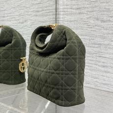 现货‼️Dior2026秋冬系列-「墨绿色绒配皮」JonathanAnderson本季的配饰和细节设计融 现货‼️Dior2026秋冬系列-「墨绿色绒配皮」JonathanAnderson本季的配饰和细节设计融