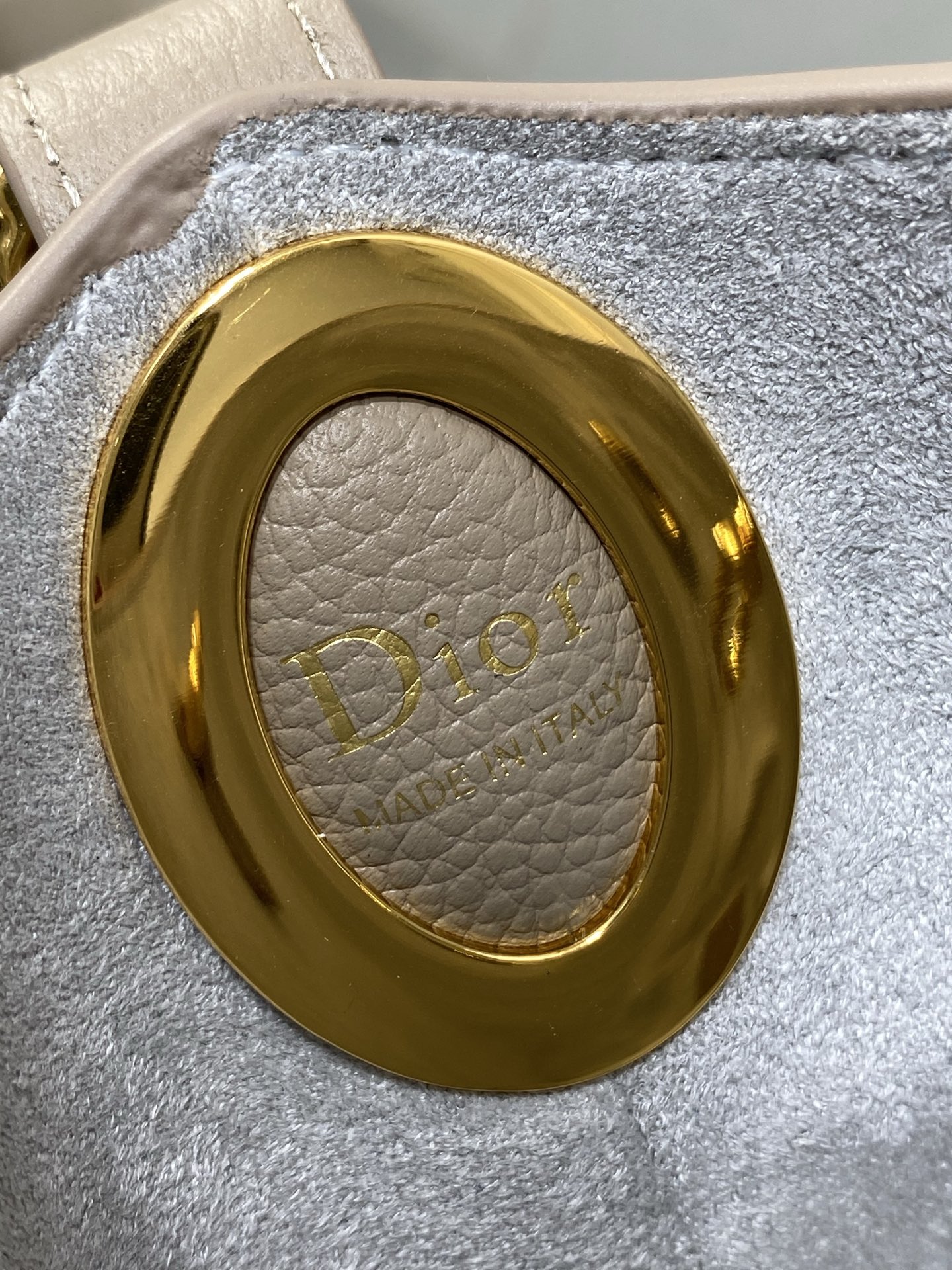 大象灰现货‼️Dior Medaillon小号水桶包春夏新款柔软的颗粒面牛皮革,超级有质感简洁又大气的包 大象灰现货‼️Dior Medaillon小号水桶包春夏新款柔软的颗粒面牛皮革,超级有质感简洁又大气的包