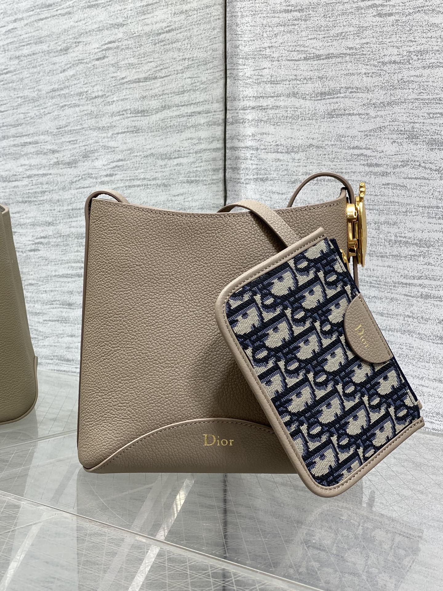 NO:850774,Elephant gray ready-made Dior Medaillon small bucket bag for spring and summer. Soft grained cow leather, super texture. Simple and elegant bag shape, full of high-end sense. The shoulder straps are matched with classic mirror hardware buckles, elegant and modern. The large capacity can store various daily travel items. The design of the adjustable shoulder straps creates a variety of shoulder styles. It is suitable for commuting and leisure travel. 1531  size:19.5x18.5x11.5cm, 2026 spring and summer new style, dior, cowhide, Hermes,19860909大象灰现货 Dior Medaillon小号水桶包春夏新款 柔软的颗粒面牛皮革,超级有质感 简洁又大气的包形,满满的高级感 肩带搭配经典镜子五金扣,优雅又摩登 超大的容量可收纳各种日常出行用品 可调节肩带的设计打造多种肩背造型 无论是通勤和休闲出行都很合适 1531 size:19.5x18.5x11.5cm,2026春夏新款,dior,cowhide,Hermes,,Bag