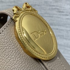 大象灰现货‼️Dior Medaillon小号水桶包春夏新款柔软的颗粒面牛皮革,超级有质感简洁又大气的包 大象灰现货‼️Dior Medaillon小号水桶包春夏新款柔软的颗粒面牛皮革,超级有质感简洁又大气的包
