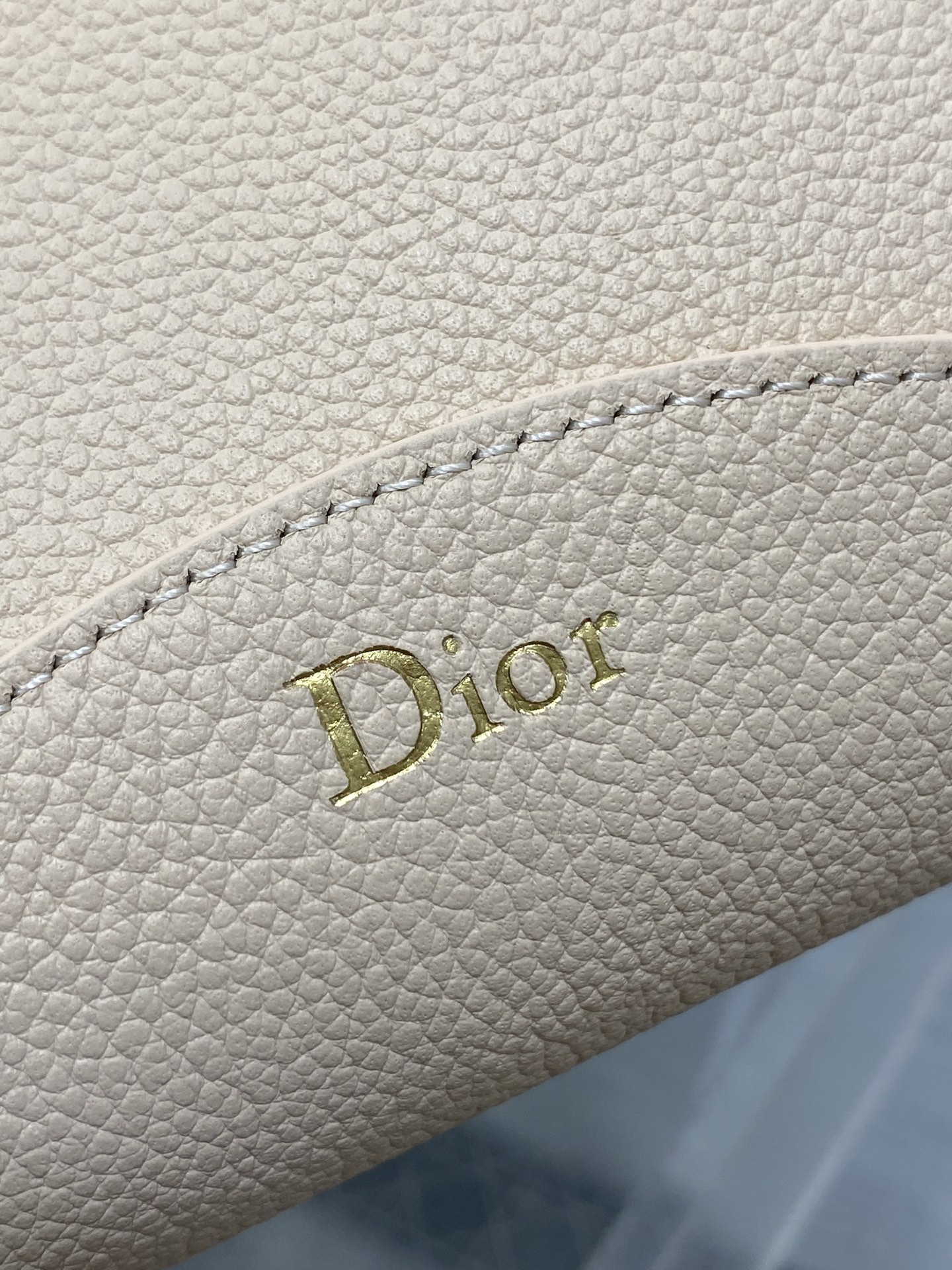杏色现货‼️Dior Medaillon小号水桶包春夏新款柔软的颗粒面牛皮革,超级有质感简洁又大气的包形 杏色现货‼️Dior Medaillon小号水桶包春夏新款柔软的颗粒面牛皮革,超级有质感简洁又大气的包形