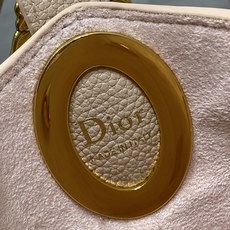 杏色现货‼️Dior Medaillon小号水桶包春夏新款柔软的颗粒面牛皮革,超级有质感简洁又大气的包形 杏色现货‼️Dior Medaillon小号水桶包春夏新款柔软的颗粒面牛皮革,超级有质感简洁又大气的包形