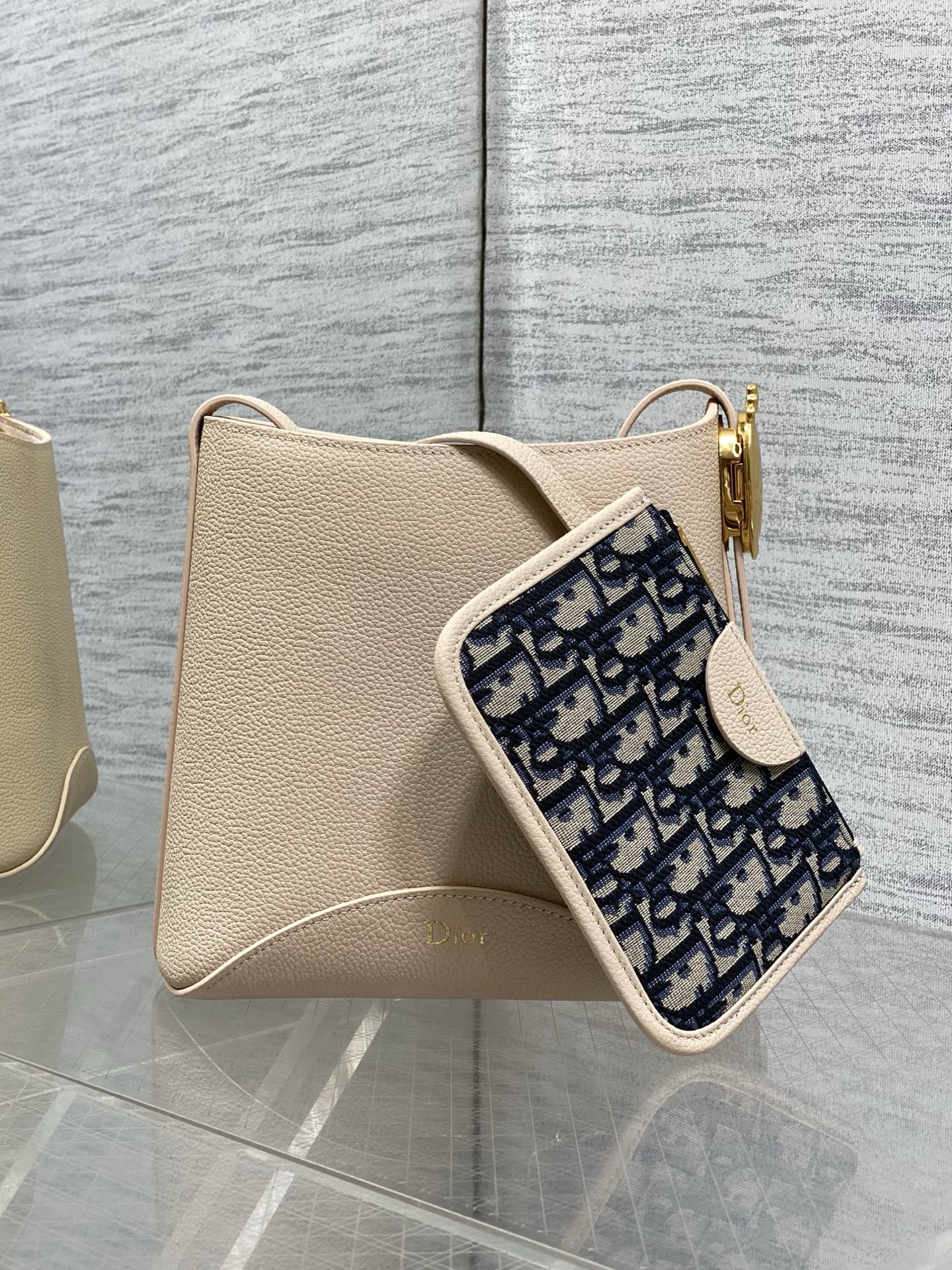 NO:850793,Apricot ready-made Dior Medaillon small bucket bag for spring and summer. Soft grained cow leather, super texture. Simple and elegant bag shape, full of high-end sense. The shoulder straps are matched with classic mirror hardware buckles, elegant and modern. The large capacity can store various daily travel items. The design of the adjustable shoulder straps creates a variety of shoulder styles. It is suitable for commuting and leisure travel. 1531  size:19.5x18.5x11.5cm, 2026 spring and summer new style, dior, cowhide, Hermes,19860909杏色现货 Dior Medaillon小号水桶包春夏新款 柔软的颗粒面牛皮革,超级有质感 简洁又大气的包形,满满的高级感 肩带搭配经典镜子五金扣,优雅又摩登 超大的容量可收纳各种日常出行用品 可调节肩带的设计打造多种肩背造型 无论是通勤和休闲出行都很合适 1531 size:19.5x18.5x11.5cm,2026春夏新款,dior,cowhide,Hermes,,Bag
