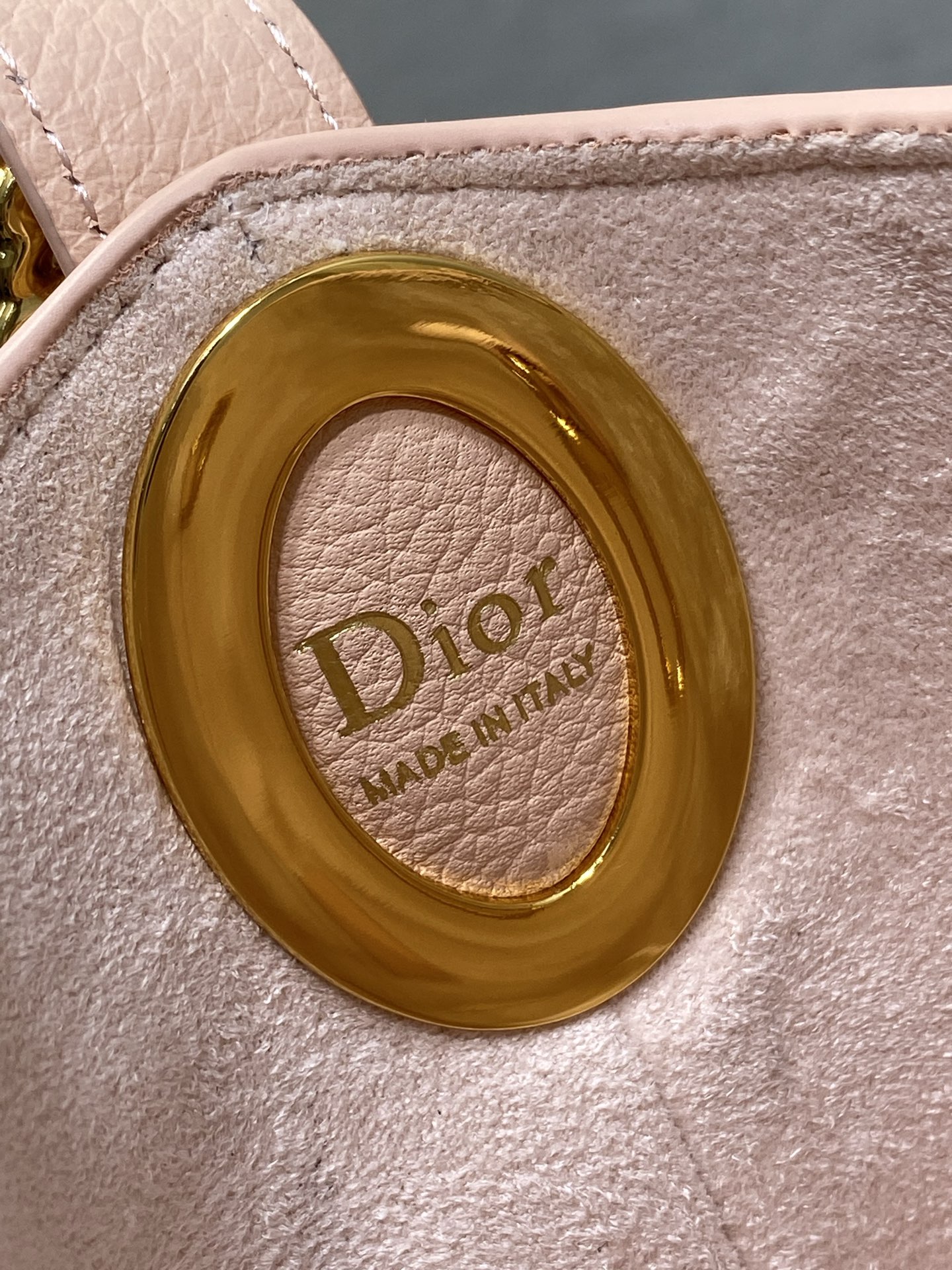胭脂粉现货‼️Dior Medaillon小号水桶包春夏新款柔软的颗粒面牛皮革,超级有质感简洁又大气的包 胭脂粉现货‼️Dior Medaillon小号水桶包春夏新款柔软的颗粒面牛皮革,超级有质感简洁又大气的包