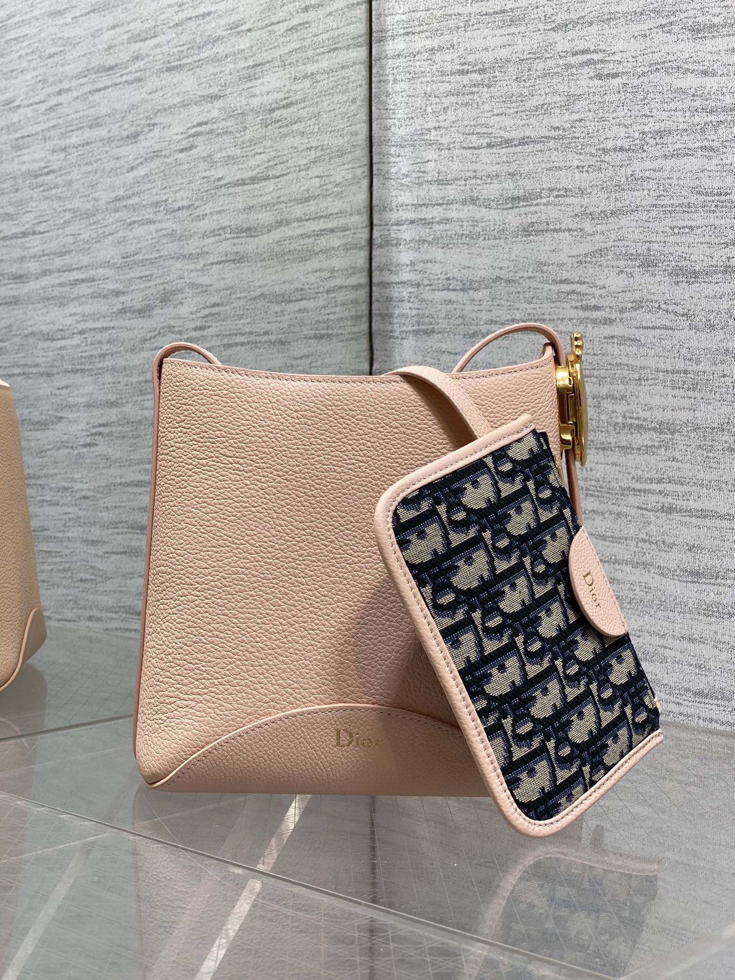 NO:850815,Rouge powder is in stock. Dior Medaillon small bucket bag spring and summer new style. Soft grained cow leather, super texture. Simple and elegant bag shape, full of high-end sense. The shoulder straps are matched with classic mirror hardware buckles, elegant and modern. The large capacity can store various daily travel items. The design of the adjustable shoulder straps creates a variety of shoulder styles. It is suitable for commuting and leisure travel. 1531  size:19.5x18.5x11.5cm, 2026 spring and summer new style, dior, cowhide, Hermes,19860909胭脂粉现货 Dior Medaillon小号水桶包春夏新款 柔软的颗粒面牛皮革,超级有质感 简洁又大气的包形,满满的高级感 肩带搭配经典镜子五金扣,优雅又摩登 超大的容量可收纳各种日常出行用品 可调节肩带的设计打造多种肩背造型 无论是通勤和休闲出行都很合适 1531 size:19.5x18.5x11.5cm,2026春夏新款,dior,cowhide,Hermes,,Bag