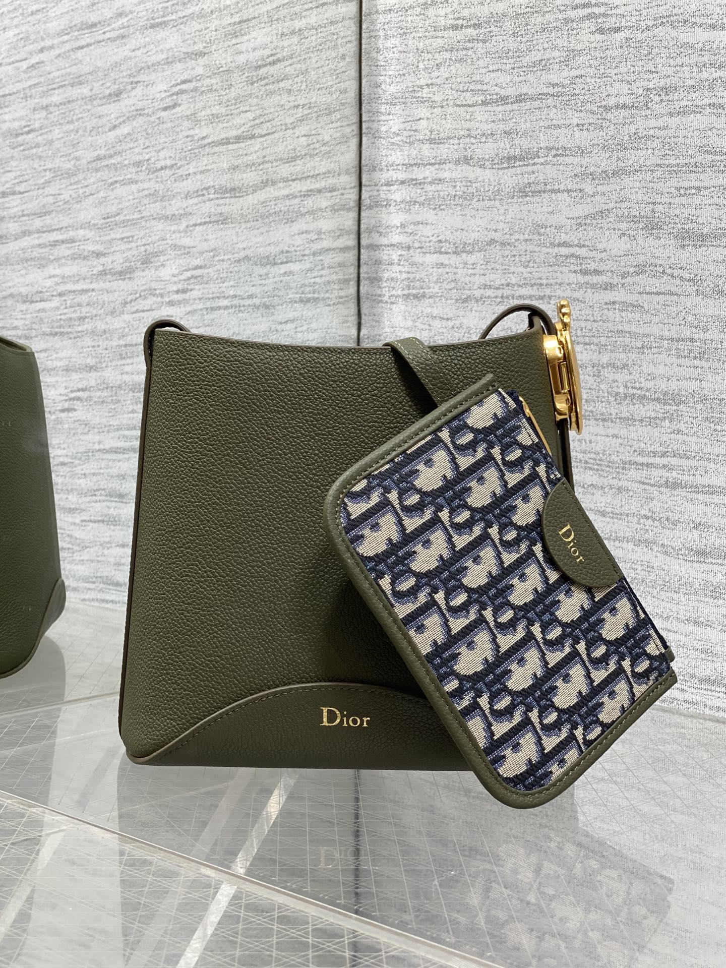 NO:850836,Olive green ready-made Dior Medaillon small bucket bag for spring and summer. Soft grained cow leather, super textured. Simple and elegant bag shape, full of high-end sense. The shoulder straps are matched with classic mirror hardware buckles, elegant and modern. The large capacity can store various daily travel items. The design of the adjustable shoulder straps creates a variety of shoulder styles. It is suitable for both commuting and leisure travel. 1531  size:19.5x18.5x11.5cm, 2026 spring and summer new style, dior, cowhide, Hermes,19860909橄榄绿现货 Dior Medaillon小号水桶包春夏新款 柔软的颗粒面牛皮革,超级有质感 简洁又大气的包形,满满的高级感 肩带搭配经典镜子五金扣,优雅又摩登 超大的容量可收纳各种日常出行用品 可调节肩带的设计打造多种肩背造型 无论是通勤和休闲出行都很合适 1531 size:19.5x18.5x11.5cm,2026春夏新款,dior,cowhide,Hermes,,Bag