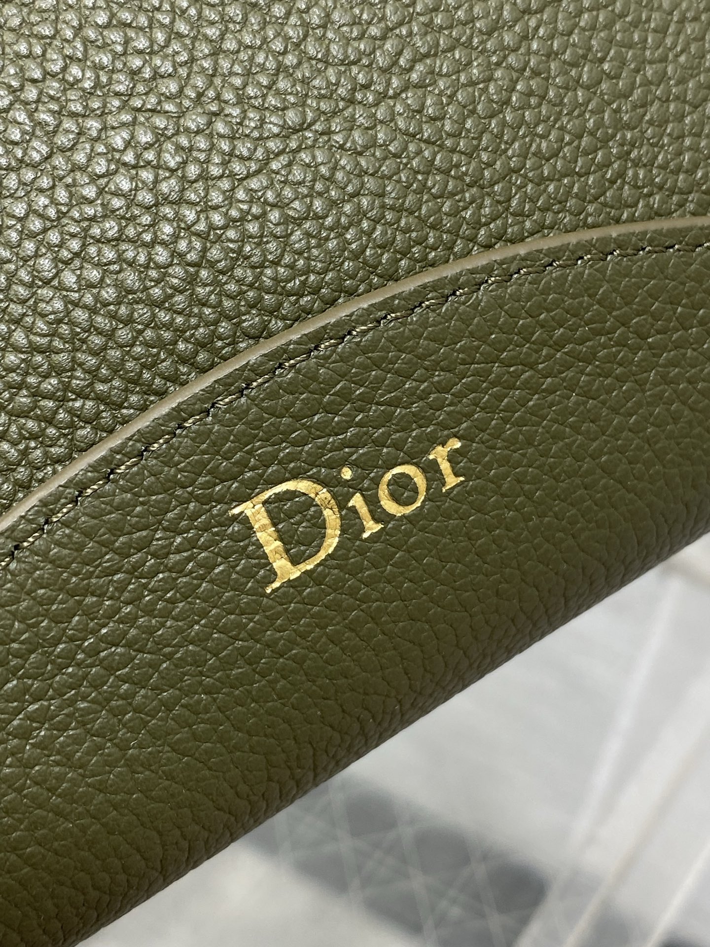 橄榄绿现货‼️Dior Medaillon小号水桶包春夏新款柔软的颗粒面牛皮革，超级有质感简洁又大气的包