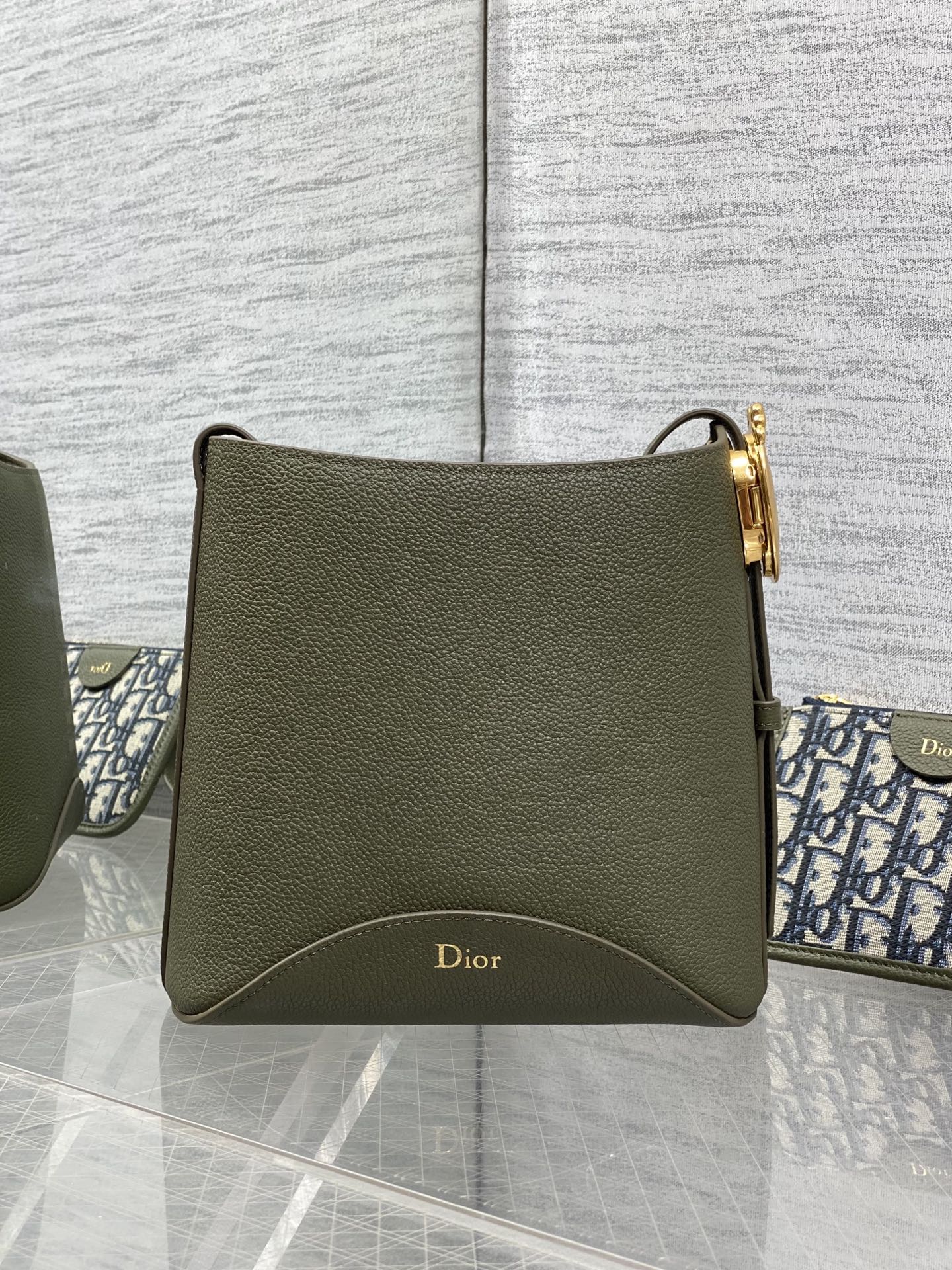 橄榄绿现货‼️Dior Medaillon小号水桶包春夏新款柔软的颗粒面牛皮革，超级有质感简洁又大气的包