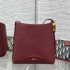 酒红色现货‼️Dior Medaillon小号水桶包春夏新款柔软的颗粒面牛皮革,超级有质感简洁又大气的包 酒红色现货‼️Dior Medaillon小号水桶包春夏新款柔软的颗粒面牛皮革,超级有质感简洁又大气的包