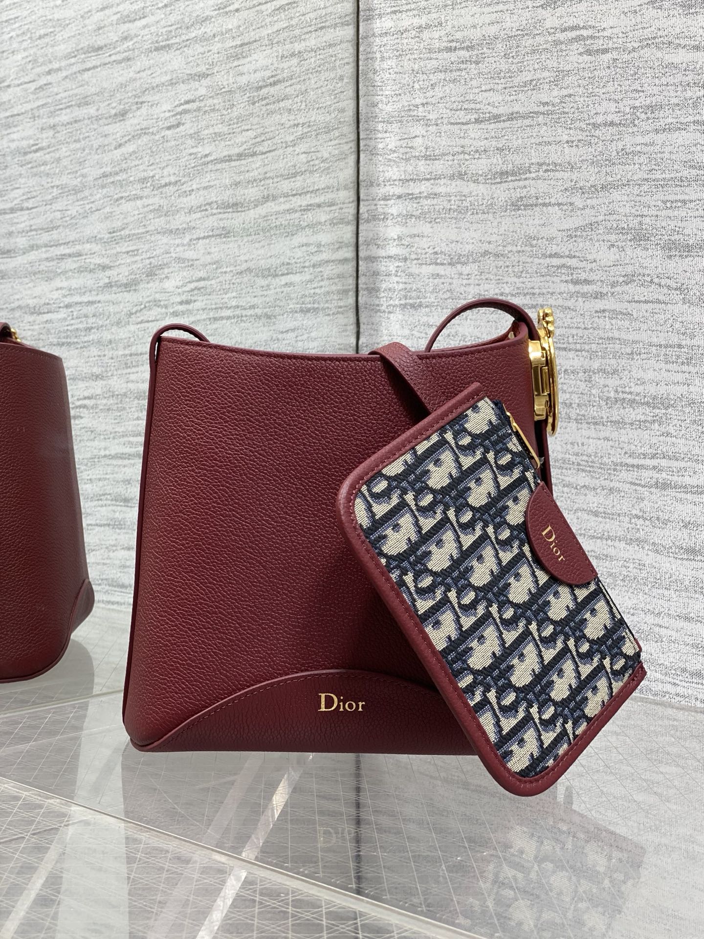 NO:850858,Burgundy red ready-made Dior Medaillon small bucket bag for spring and summer. Soft grained cow leather, super textured. Simple and elegant bag shape, full of high-end sense. The shoulder straps are matched with classic mirror hardware buckles, elegant and modern. The large capacity can store various daily travel items. The design of the adjustable shoulder straps creates a variety of shoulder styles. It is suitable for both commuting and leisure travel. 1531  size:19.5x18.5x11.5cm, 2026 spring and summer new style, dior, cowhide, Hermes,19860909酒红色现货 Dior Medaillon小号水桶包春夏新款 柔软的颗粒面牛皮革,超级有质感 简洁又大气的包形,满满的高级感 肩带搭配经典镜子五金扣,优雅又摩登 超大的容量可收纳各种日常出行用品 可调节肩带的设计打造多种肩背造型 无论是通勤和休闲出行都很合适 1531 size:19.5x18.5x11.5cm,2026春夏新款,dior,cowhide,Hermes,,Bag