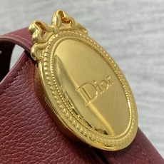 酒红色现货‼️Dior Medaillon小号水桶包春夏新款柔软的颗粒面牛皮革,超级有质感简洁又大气的包 酒红色现货‼️Dior Medaillon小号水桶包春夏新款柔软的颗粒面牛皮革,超级有质感简洁又大气的包