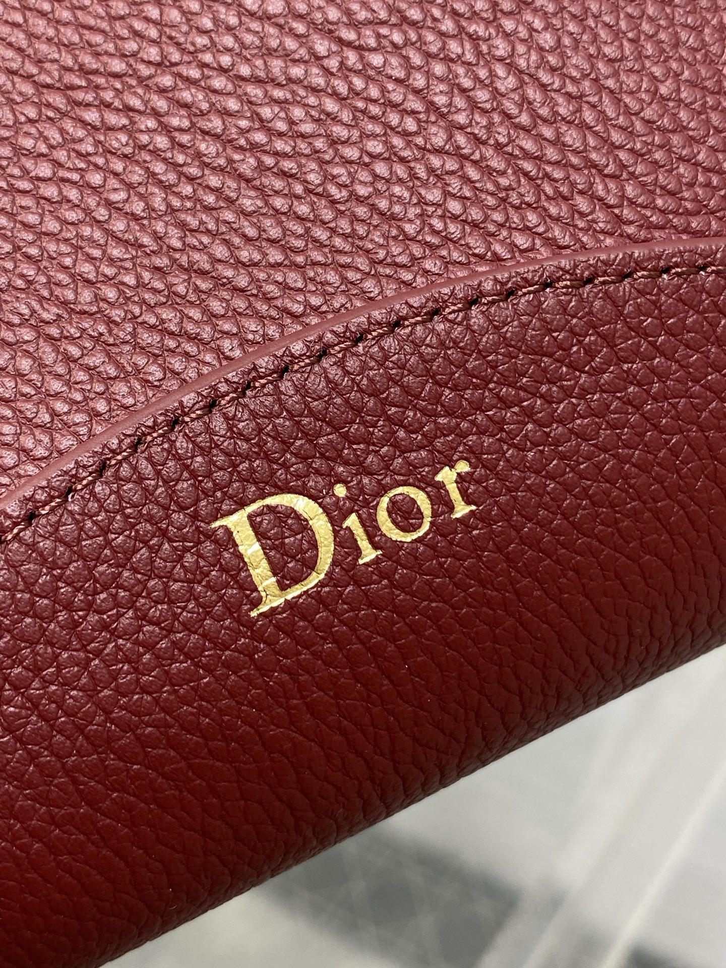 酒红色现货‼️Dior Medaillon小号水桶包春夏新款柔软的颗粒面牛皮革,超级有质感简洁又大气的包 酒红色现货‼️Dior Medaillon小号水桶包春夏新款柔软的颗粒面牛皮革,超级有质感简洁又大气的包