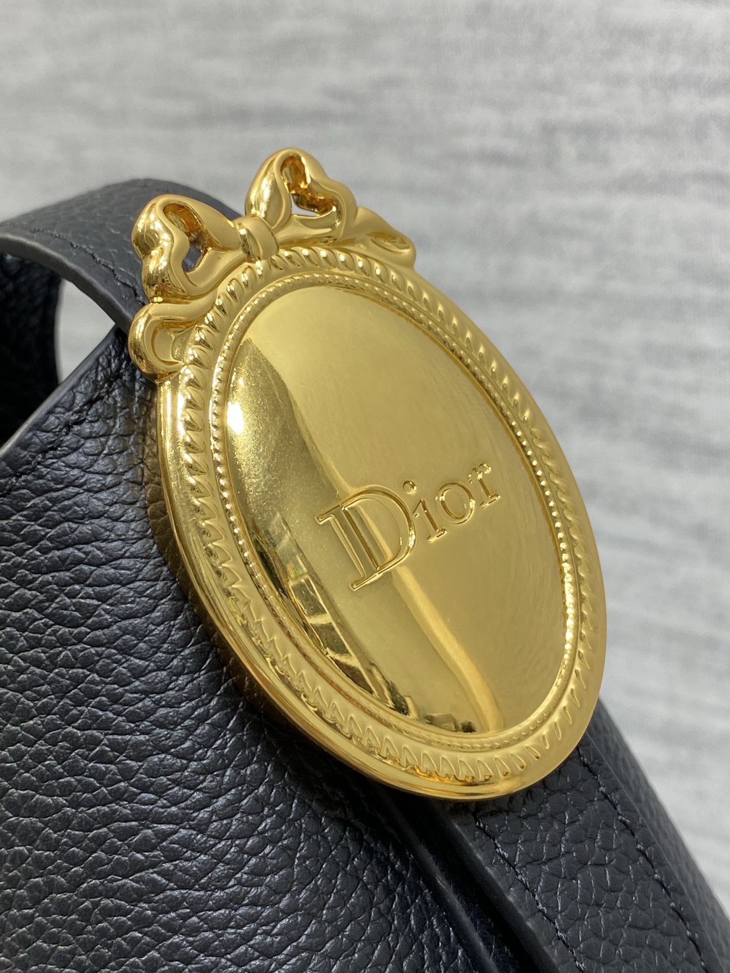 黑色现货‼️Dior Medaillon小号水桶包春夏新款柔软的颗粒面牛皮革，超级有质感简洁又大气的包形