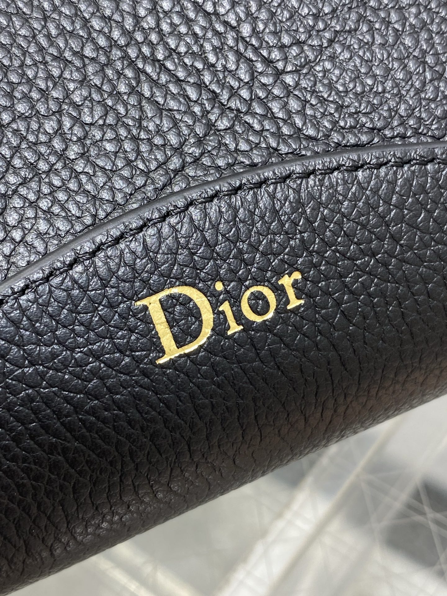 黑色现货‼️Dior Medaillon小号水桶包春夏新款柔软的颗粒面牛皮革，超级有质感简洁又大气的包形