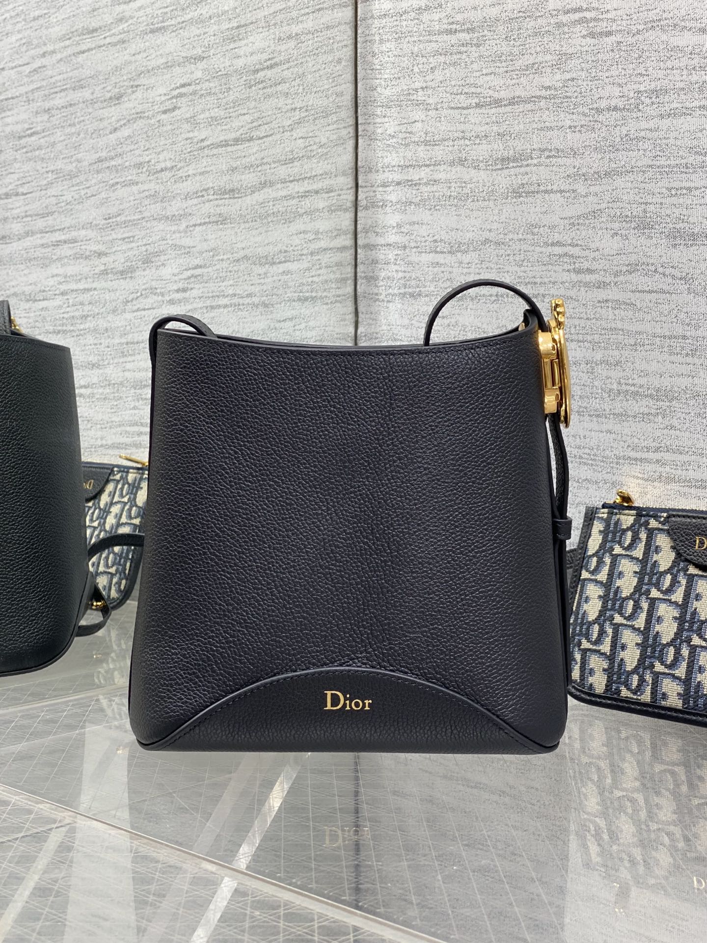 黑色现货‼️Dior Medaillon小号水桶包春夏新款柔软的颗粒面牛皮革，超级有质感简洁又大气的包形