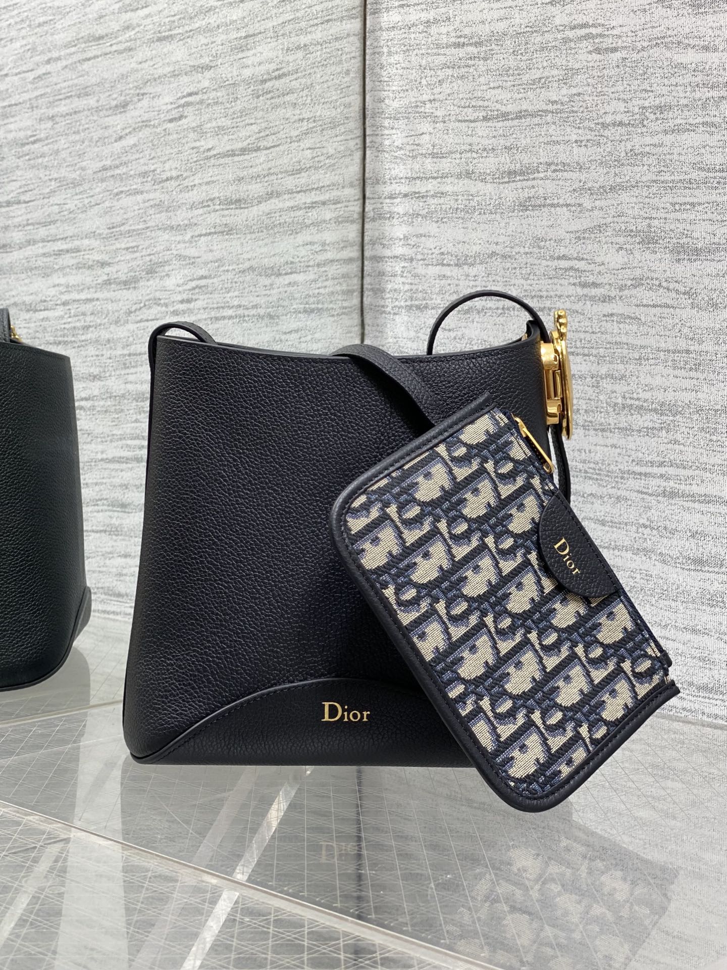 NO:850881,Black ready-made Dior Medaillon small bucket bag for spring and summer. Soft grained cow leather, super textured. Simple and elegant bag shape, full of high-end sense. The shoulder straps are matched with classic mirror hardware buckles, elegant and modern. The large capacity can store various daily travel items. The design of the adjustable shoulder straps creates a variety of shoulder styles. It is suitable for commuting and leisure travel. 1531  size:19.5x18.5x11.5cm, 2026 spring and summer new style, dior, cowhide, Hermes,19860909黑色现货 Dior Medaillon小号水桶包春夏新款 柔软的颗粒面牛皮革,超级有质感 简洁又大气的包形,满满的高级感 肩带搭配经典镜子五金扣,优雅又摩登 超大的容量可收纳各种日常出行用品 可调节肩带的设计打造多种肩背造型 无论是通勤和休闲出行都很合适 1531 size:19.5x18.5x11.5cm,2026春夏新款,dior,cowhide,Hermes,,Bag