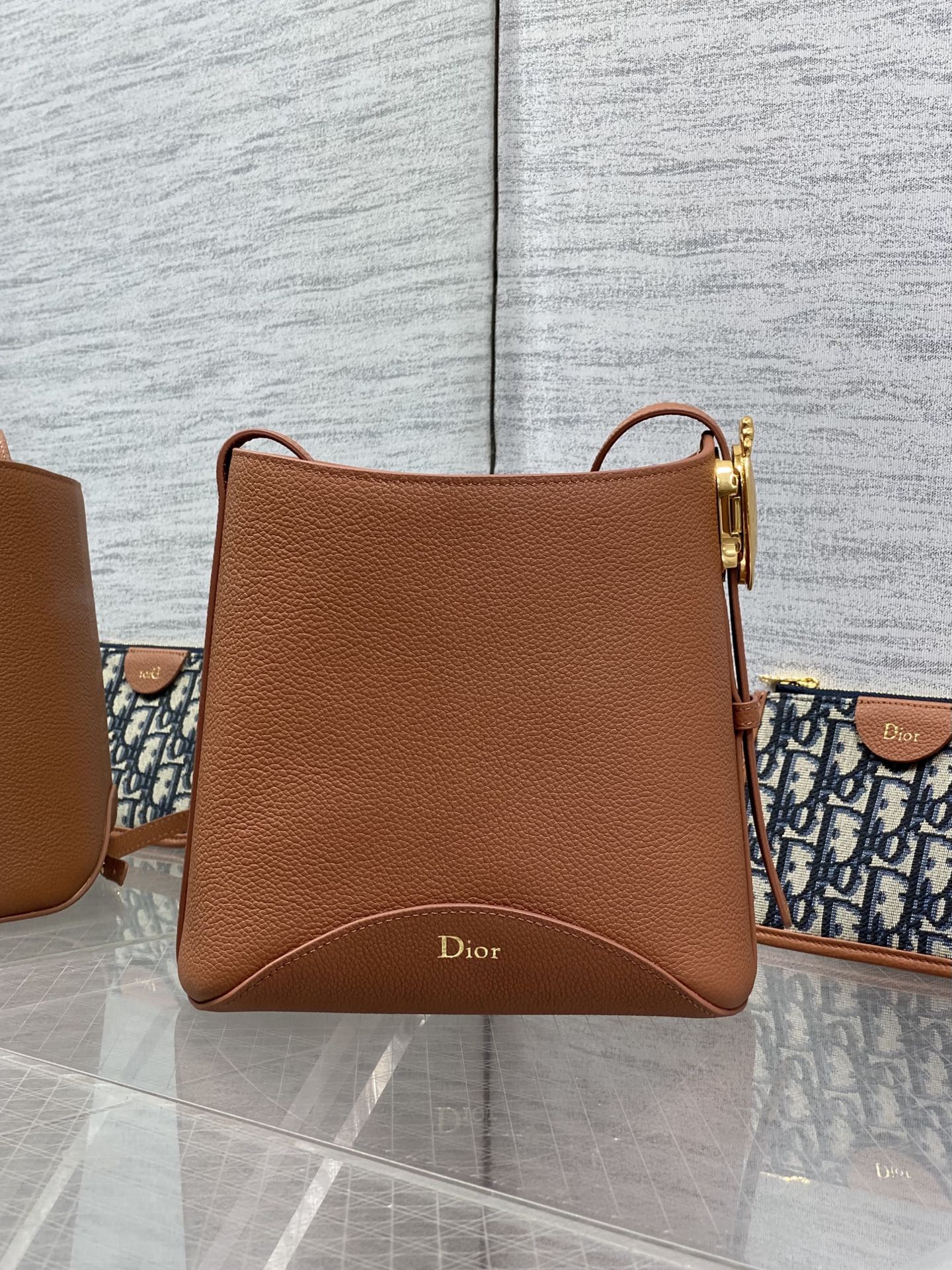 棕色现货‼️Dior Medaillon小号水桶包春夏新款柔软的颗粒面牛皮革，超级有质感简洁又大气的包形
