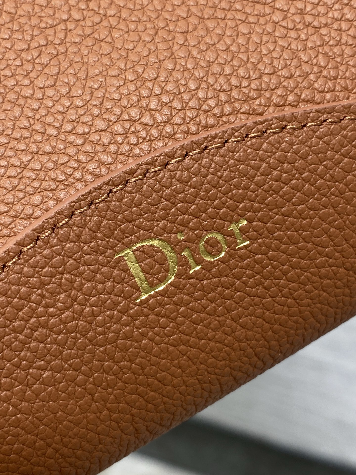 棕色现货‼️Dior Medaillon小号水桶包春夏新款柔软的颗粒面牛皮革，超级有质感简洁又大气的包形