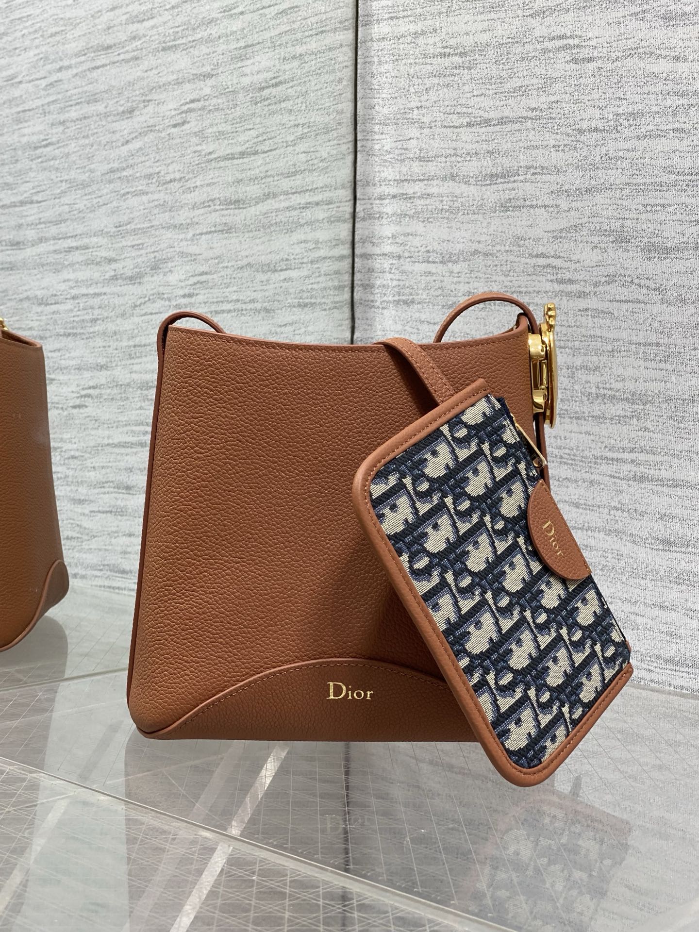 NO:850902,Brown ready-made Dior Medaillon small bucket bag for spring and summer. Soft grained cow leather, super texture. Simple and elegant bag shape, full of high-end sense. The shoulder straps are matched with classic mirror hardware buckles, elegant and modern. The large capacity can store various daily travel items. The design of the adjustable shoulder straps creates a variety of shoulder styles. It is suitable for both commuting and leisure travel 1531  size:19.5x18.5x11.5cm, 2026 spring and summer new style, dior, cowhide, Hermes,19860909棕色现货 Dior Medaillon小号水桶包春夏新款 柔软的颗粒面牛皮革,超级有质感 简洁又大气的包形,满满的高级感 肩带搭配经典镜子五金扣,优雅又摩登 超大的容量可收纳各种日常出行用品 可调节肩带的设计打造多种肩背造型 无论是通勤和休闲出行都很合适 1531 size:19.5x18.5x11.5cm,2026春夏新款,dior,cowhide,Hermes,,Bag