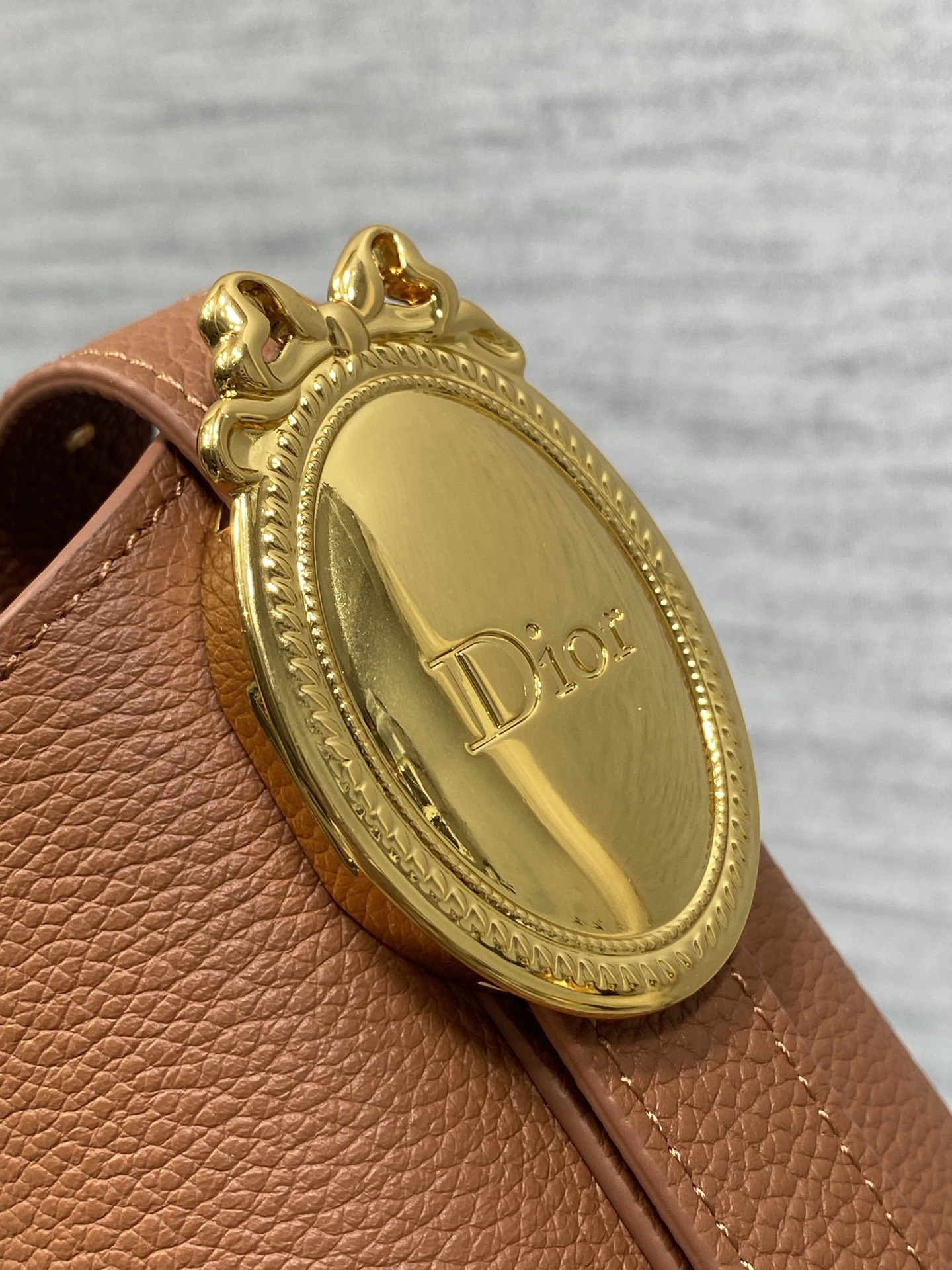 棕色现货‼️Dior Medaillon小号水桶包春夏新款柔软的颗粒面牛皮革，超级有质感简洁又大气的包形