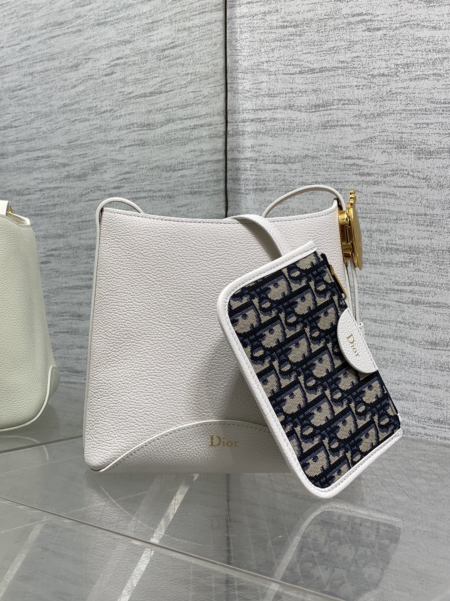 NO:850908,White ready-made Dior Medaillon small bucket bag for spring and summer. Soft grained cow leather, super textured. Simple and elegant bag shape, full of high-end sense. The shoulder straps are matched with classic mirror hardware buckles, elegant and modern. The large capacity can store various daily travel items. The design of the adjustable shoulder straps creates a variety of shoulder styles. It is suitable for both commuting and leisure travel 1531  size:19.5x18.5x11.5cm, 2026 spring and summer new style, dior, cowhide, Hermes,19860909白色现货 Dior Medaillon小号水桶包春夏新款 柔软的颗粒面牛皮革,超级有质感 简洁又大气的包形,满满的高级感 肩带搭配经典镜子五金扣,优雅又摩登 超大的容量可收纳各种日常出行用品 可调节肩带的设计打造多种肩背造型 无论是通勤和休闲出行都很合适 1531 size:19.5x18.5x11.5cm,2026春夏新款,dior,cowhide,Hermes,,Bag