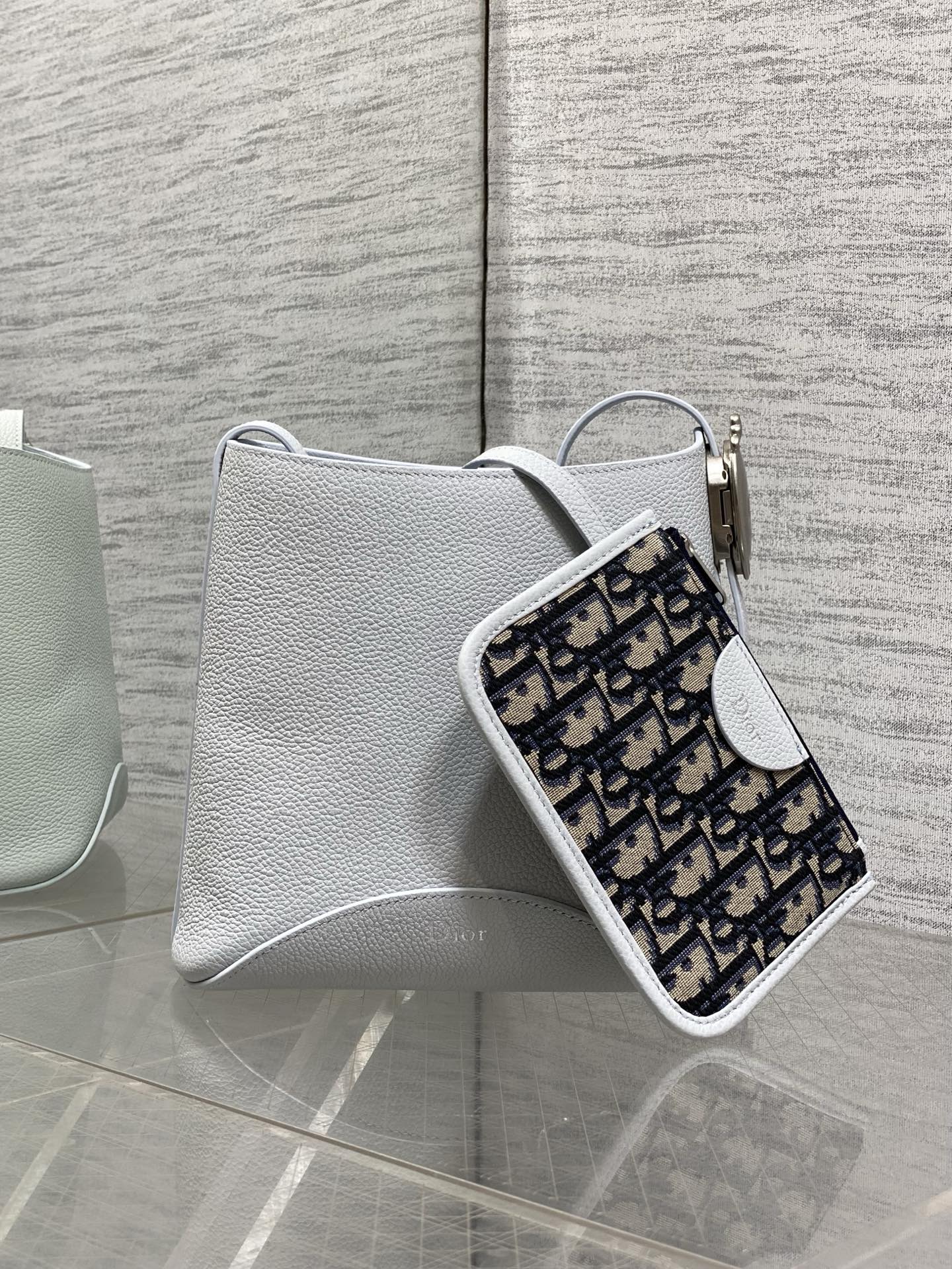 NO:850922,Glacier blue ready-made Dior Medaillon small bucket bag for spring and summer. Soft grained cow leather, super textured. Simple and elegant bag shape, full of high-end sense. The shoulder straps are matched with classic mirror hardware buckles, elegant and modern. The large capacity can store various daily travel items. The design of the adjustable shoulder straps creates a variety of shoulder styles. It is suitable for both commuting and leisure travel. 1531  size:19.5x18.5x11.5cm, 2026 spring and summer new style, dior, cowhide, Hermes,19860909冰川蓝现货 Dior Medaillon小号水桶包春夏新款 柔软的颗粒面牛皮革,超级有质感 简洁又大气的包形,满满的高级感 肩带搭配经典镜子五金扣,优雅又摩登 超大的容量可收纳各种日常出行用品 可调节肩带的设计打造多种肩背造型 无论是通勤和休闲出行都很合适 1531 size:19.5x18.5x11.5cm,2026春夏新款,dior,cowhide,Hermes,,Bag