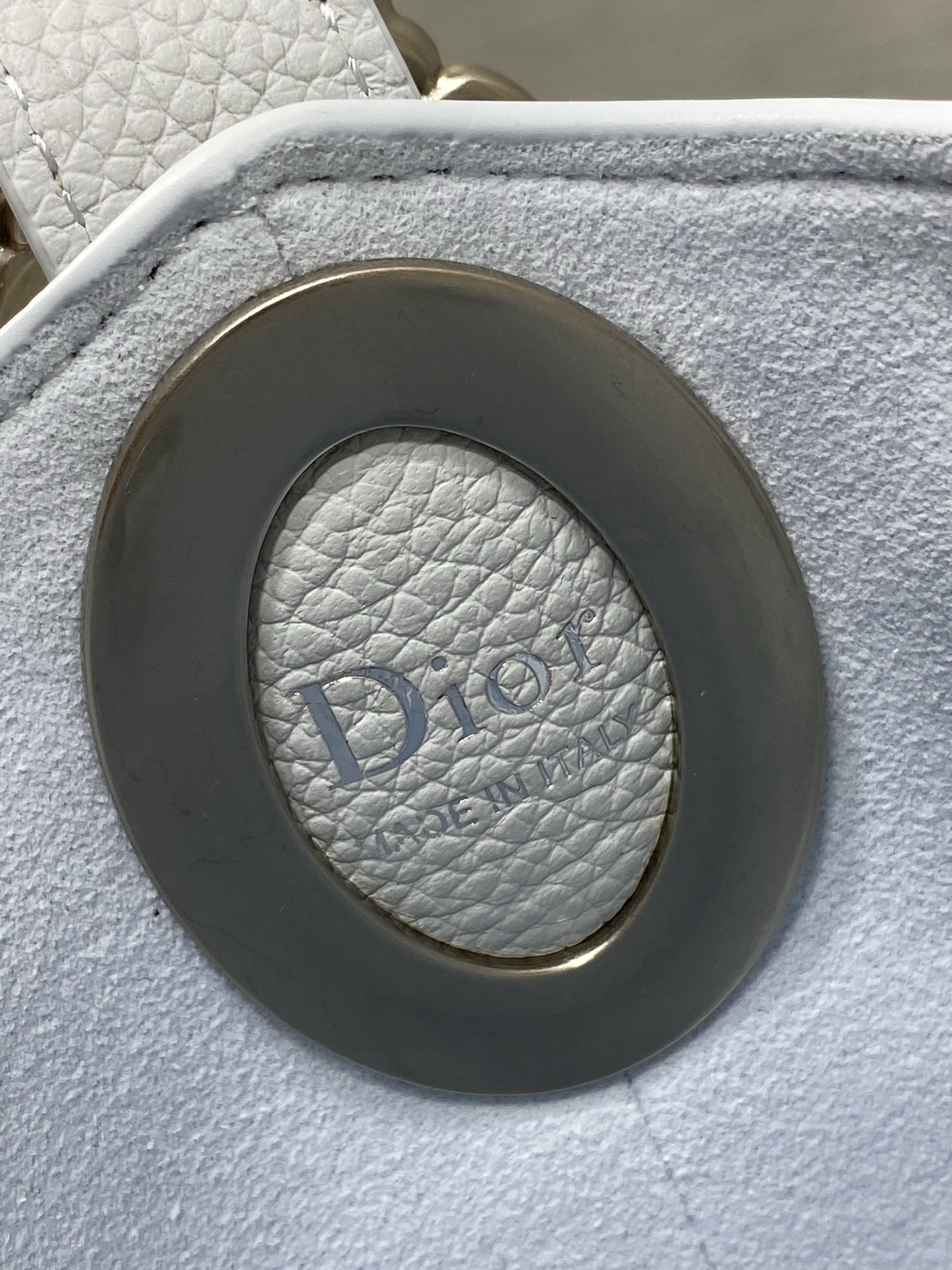冰川蓝现货‼️Dior Medaillon小号水桶包春夏新款柔软的颗粒面牛皮革，超级有质感简洁又大气的包