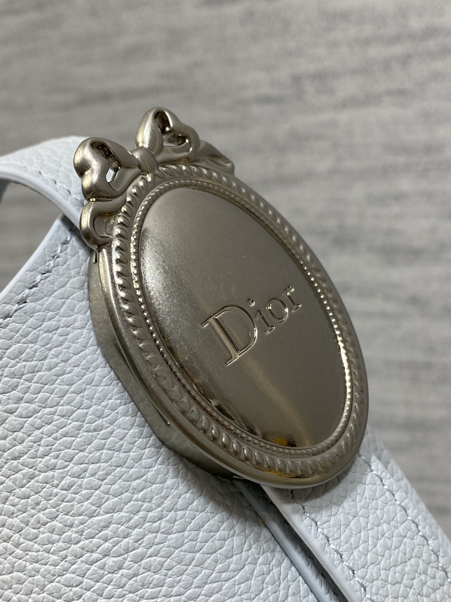 冰川蓝现货‼️Dior Medaillon小号水桶包春夏新款柔软的颗粒面牛皮革，超级有质感简洁又大气的包