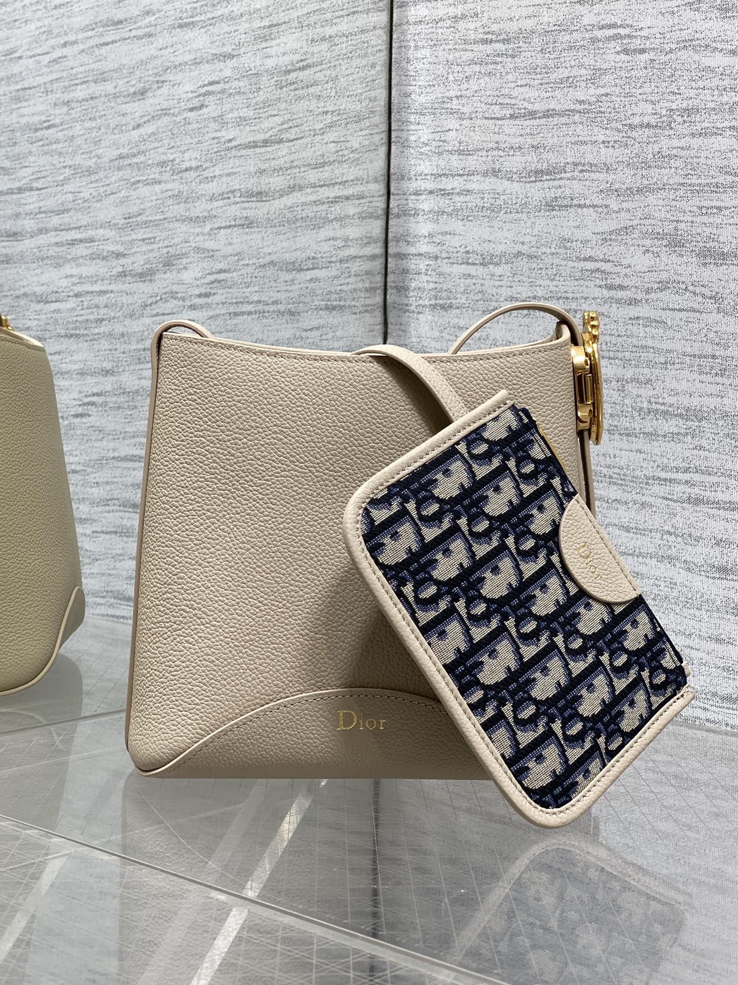 NO:850942,Camel beige ready-made Dior Medaillon small bucket bag for spring and summer. Soft grained cow leather, super textured. Simple and elegant bag shape, full of high-end sense. The shoulder straps are matched with classic mirror hardware buckles, elegant and modern. The large capacity can store a variety of daily travel items. The adjustable shoulder strap design creates a variety of shoulder styles. It is suitable for commuting and leisure travel. 1531  size:19.5x18.5x11.5cm, 2026 spring and summer new style, dior, cowhide, Hermes,19860909驼米色现货 Dior Medaillon小号水桶包春夏新款 柔软的颗粒面牛皮革,超级有质感 简洁又大气的包形,满满的高级感 肩带搭配经典镜子五金扣,优雅又摩登 超大的容量可收纳各种日常出行用品 可调节肩带的设计打造多种肩背造型 无论是通勤和休闲出行都很合适 1531 size:19.5x18.5x11.5cm,2026春夏新款,dior,cowhide,Hermes,,Bag