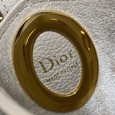驼米色现货‼️Dior Medaillon小号水桶包春夏新款柔软的颗粒面牛皮革,超级有质感简洁又大气的包 驼米色现货‼️Dior Medaillon小号水桶包春夏新款柔软的颗粒面牛皮革,超级有质感简洁又大气的包