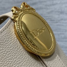 驼米色现货‼️Dior Medaillon小号水桶包春夏新款柔软的颗粒面牛皮革,超级有质感简洁又大气的包 驼米色现货‼️Dior Medaillon小号水桶包春夏新款柔软的颗粒面牛皮革,超级有质感简洁又大气的包