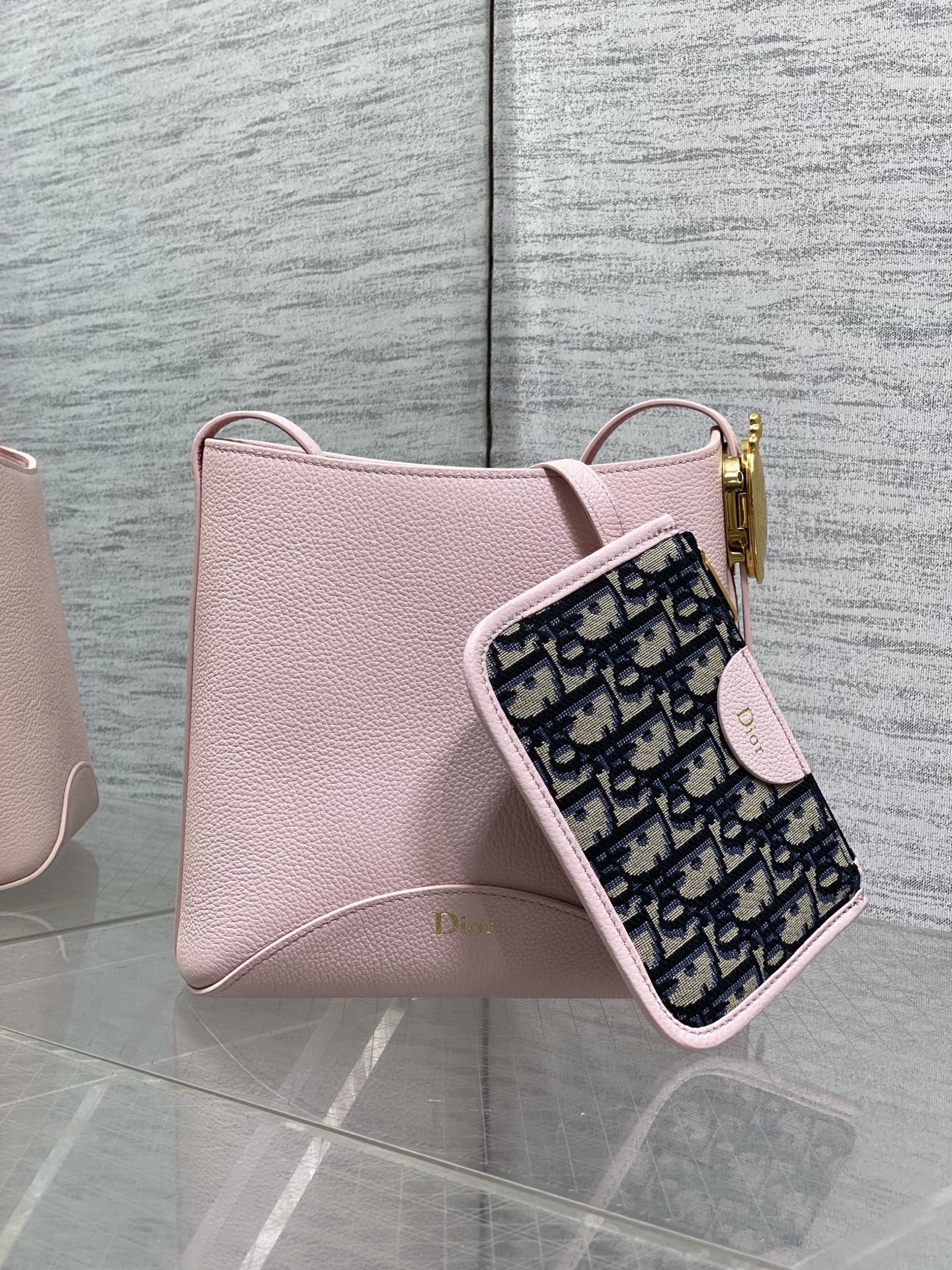 NO:850963,Soft pink ready-made Dior Medaillon small bucket bag for spring and summer. Soft grained cow leather, super texture. Simple and elegant bag shape, full of high-end sense. The shoulder straps are matched with classic mirror hardware buckles, elegant and modern. The large capacity can store various daily travel items. The design of the adjustable shoulder straps creates a variety of shoulder styles. It is suitable for both commuting and leisure travel. 1531  size:19.5x18.5x11.5cm, 2026 spring and summer new style, dior, cowhide, Hermes,19860909柔粉色现货 Dior Medaillon小号水桶包春夏新款 柔软的颗粒面牛皮革,超级有质感 简洁又大气的包形,满满的高级感 肩带搭配经典镜子五金扣,优雅又摩登 超大的容量可收纳各种日常出行用品 可调节肩带的设计打造多种肩背造型 无论是通勤和休闲出行都很合适 1531 size:19.5x18.5x11.5cm,2026春夏新款,dior,cowhide,Hermes,,Bag
