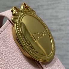 柔粉色现货‼️Dior Medaillon小号水桶包春夏新款柔软的颗粒面牛皮革,超级有质感简洁又大气的包 柔粉色现货‼️Dior Medaillon小号水桶包春夏新款柔软的颗粒面牛皮革,超级有质感简洁又大气的包
