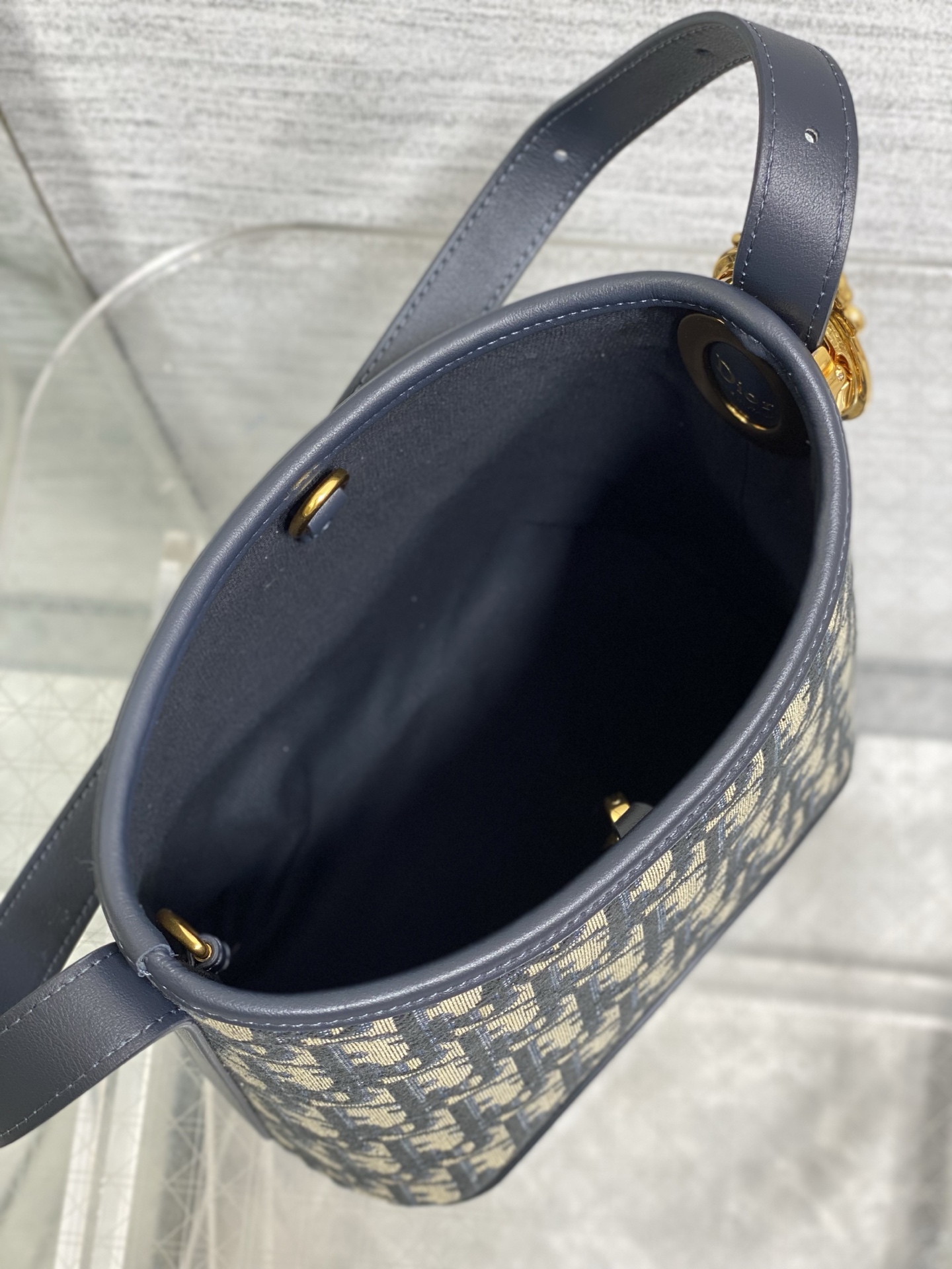 蓝布现货‼️Dior Medaillon小号水桶包春夏新款经典的Oblique 老花越看越耐看简洁又大气 蓝布现货‼️Dior Medaillon小号水桶包春夏新款经典的Oblique 老花越看越耐看简洁又大气