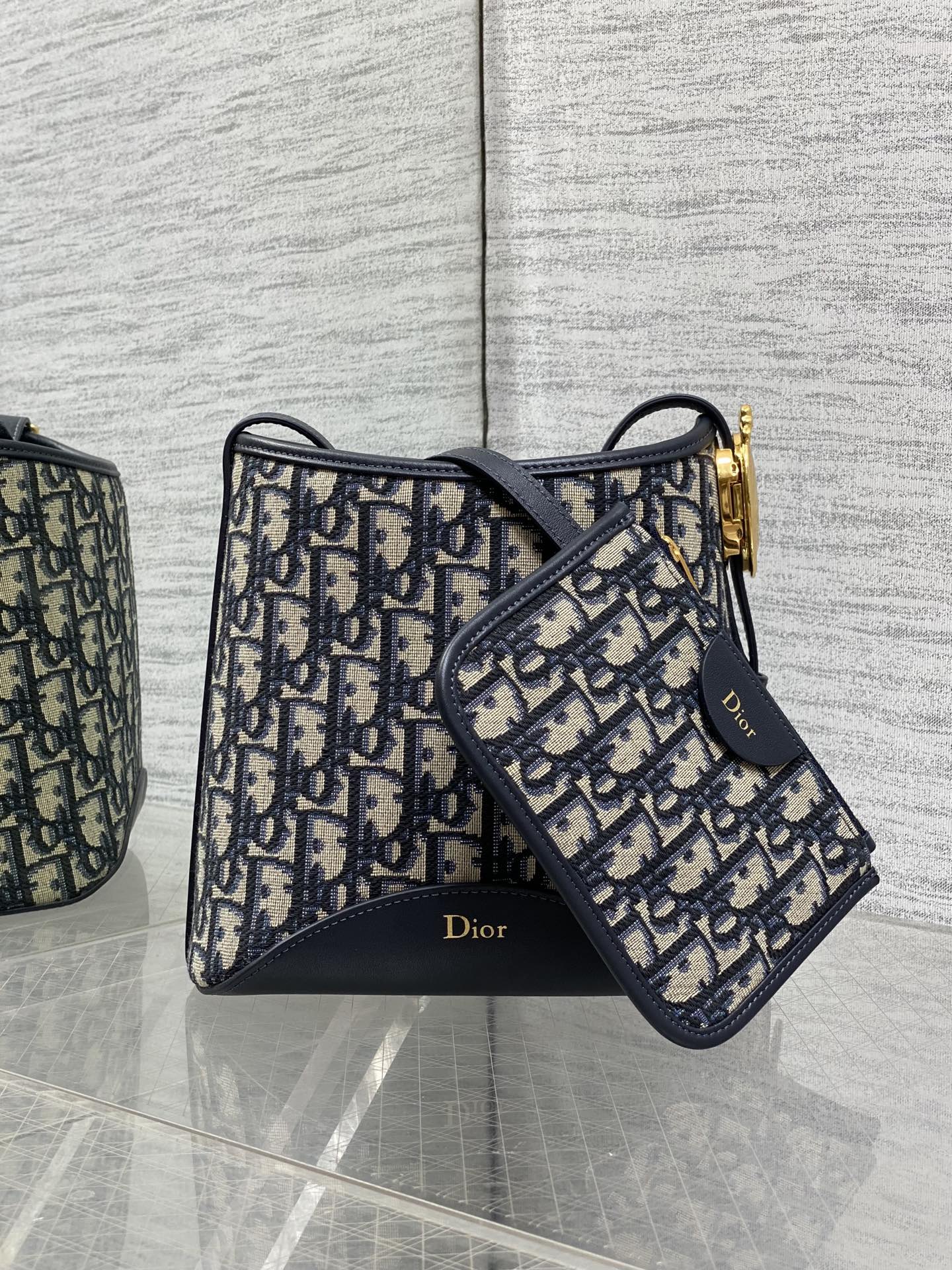 NO:850885,Blue cloth ready-made Dior Medaillon small bucket bag spring and summer new style. Classic Oblique. The more you look at it, the more it looks more attractive. Simple and elegant bag shape, full of high-end sense. The shoulder straps are matched with classic mirror hardware buckles, elegant and modern. The large capacity can store a variety of daily travel items. The design of the adjustable shoulder straps creates a variety of shoulder styles. It is suitable for commuting and leisure travel. 1531  size:19.5x18.5x11.5cm, 2026 spring and summer new style, dior, Hermes,19860909蓝布现货 Dior Medaillon小号水桶包春夏新款 经典的Oblique 老花越看越耐看 简洁又大气的包形,满满的高级感 肩带搭配经典镜子五金扣,优雅又摩登 超大的容量可收纳各种日常出行用品 可调节肩带的设计打造多种肩背造型 无论是通勤和休闲出行都很合适 1531 size:19.5x18.5x11.5cm,2026春夏新款,dior,Hermes,,Bag