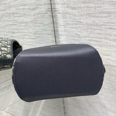 蓝布现货‼️Dior Medaillon小号水桶包春夏新款经典的Oblique 老花越看越耐看简洁又大气 蓝布现货‼️Dior Medaillon小号水桶包春夏新款经典的Oblique 老花越看越耐看简洁又大气