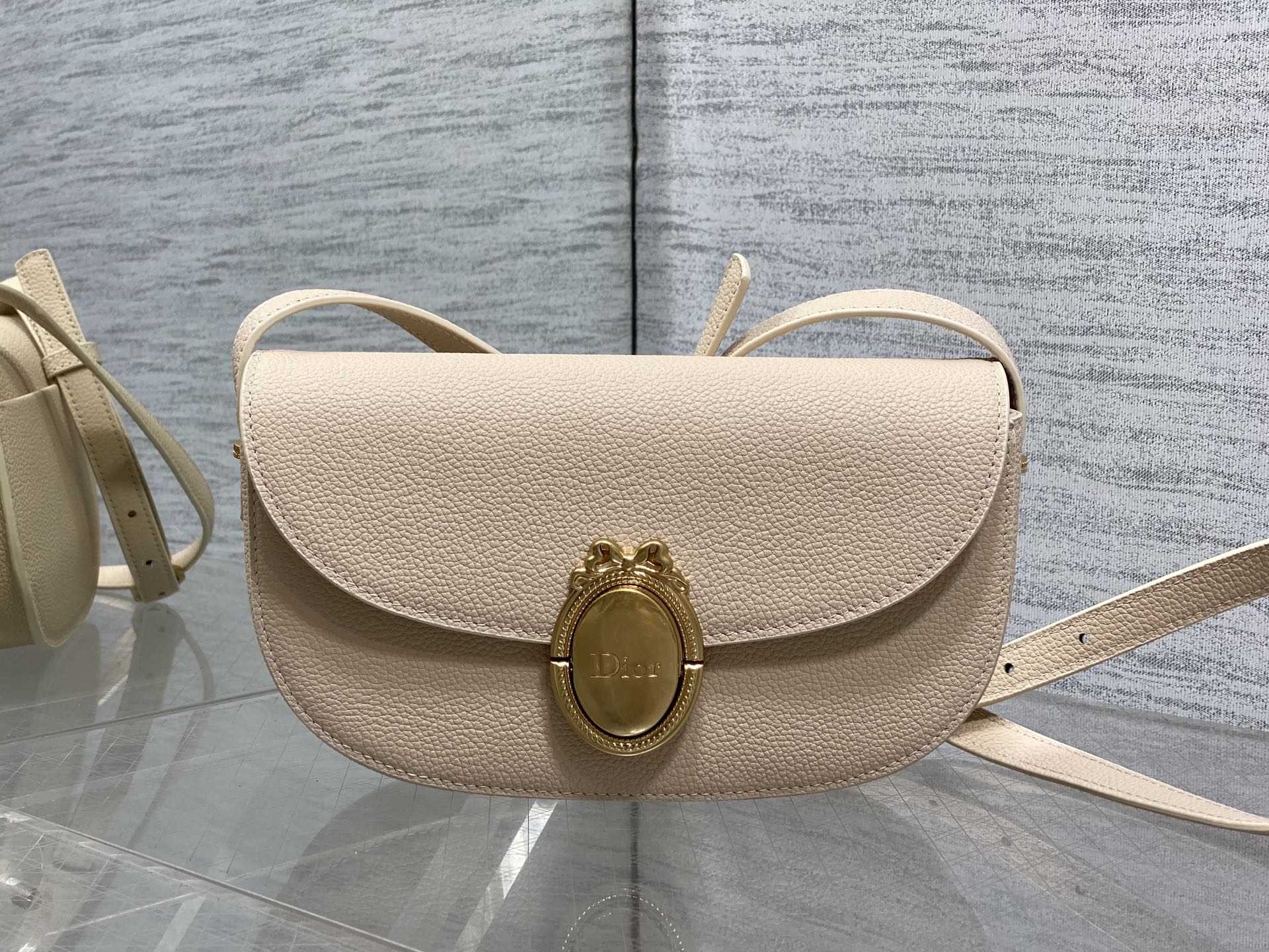 NO:850966,The chip model is in stock. The latest Medaillon series. Simple and noble bag shape, French oval mirror body, unique French elegance and romantic temperament. Imported calfskin is carefully made and full of texture. The shoulder strap can be adjusted in length. It can be worn on the shoulder and cross-body. The back and upper body are full of French sweet girl feeling. size: 21*12*5.5cm 3921 small size, 2026 spring and summer new style, cowhide, Hermes,19860909芯片款现货 最新款Medaillon系列 简洁的贵气的包型,法式椭圆镜身 属于法式独有的优雅和浪漫气质 进口的小牛皮精心制作 质感拉满 肩带可以调节长短 可肩背斜挎 背上身就是满满的法式甜妹感 size:21*12*5.5cm 3921小号,2026春夏新款,cowhide,Hermes,,Bag