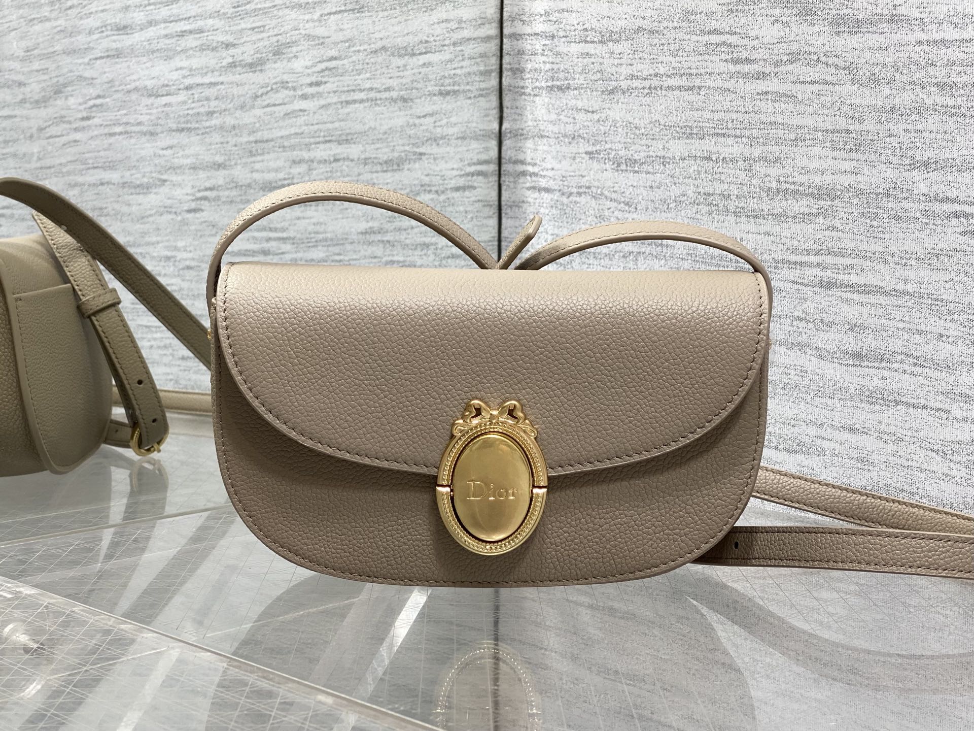 NO:850929,The chip model is in stock. The latest Medaillon series. Simple and noble bag shape, French oval mirror body, unique French elegance and romantic temperament. Imported calfskin is carefully made and full of texture. The shoulder strap can be adjusted in length. It can be worn on the shoulder and cross-body. The back and upper body are full of French sweet girl feeling. size: 21*12*5.5cm 3921 small size, 2026 spring and summer new style, cowhide, Hermes,19860909芯片款现货 最新款Medaillon系列 简洁的贵气的包型,法式椭圆镜身 属于法式独有的优雅和浪漫气质 进口的小牛皮精心制作 质感拉满 肩带可以调节长短 可肩背斜挎 背上身就是满满的法式甜妹感 size:21*12*5.5cm 3921小号,2026春夏新款,cowhide,Hermes,,Bag