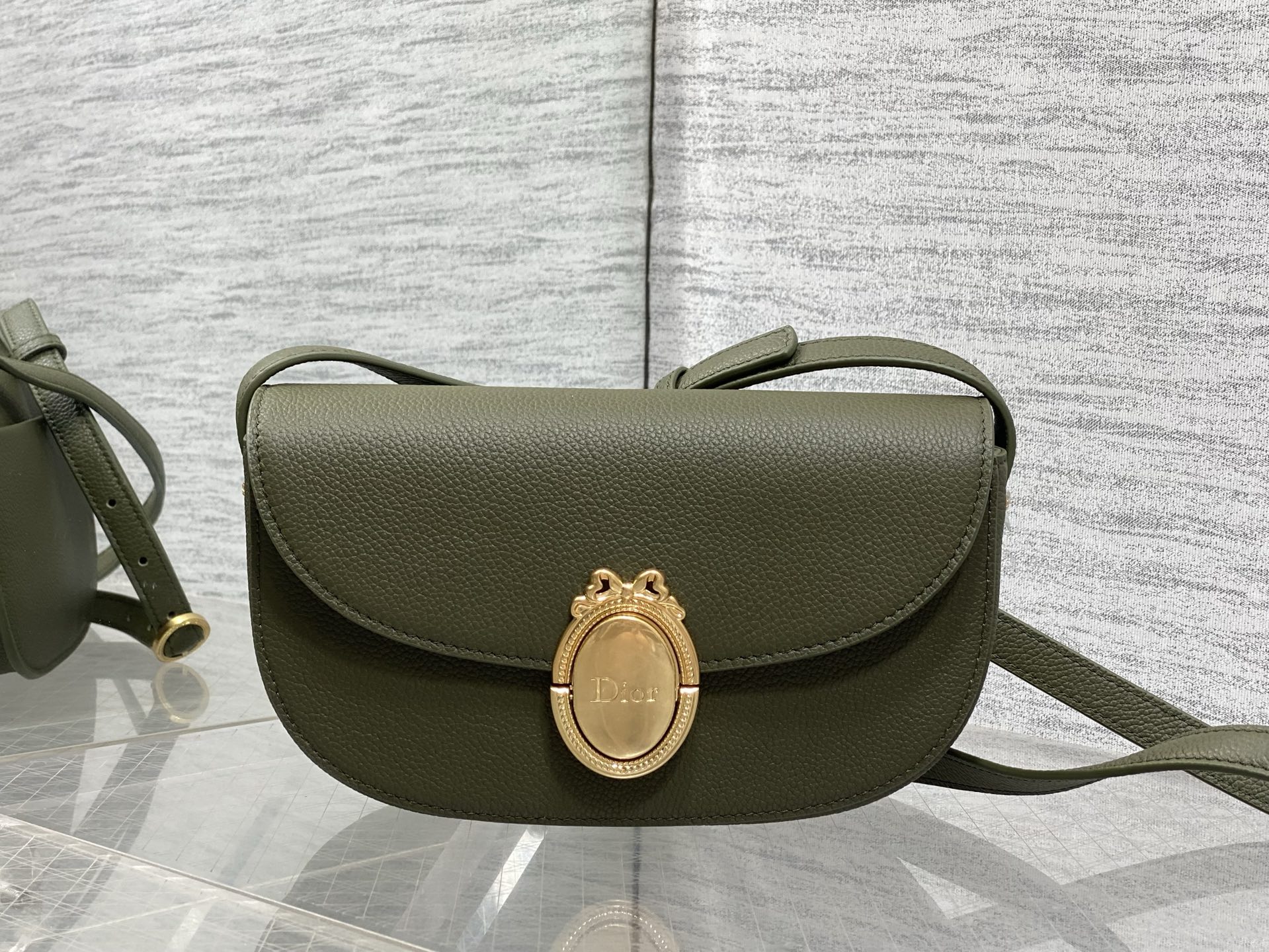 NO:850947,The chip model is in stock. The latest Medaillon series. Simple and noble bag shape, French oval mirror body, unique French elegance and romantic temperament. Imported calfskin is carefully made and full of texture. The shoulder strap can be adjusted in length. It can be worn on the shoulder and cross-body. The back and upper body are full of French sweet girl feeling. size: 21*12*5.5cm 3921 small size, 2026 spring and summer new style, cowhide, Hermes,19860909芯片款现货 最新款Medaillon系列 简洁的贵气的包型,法式椭圆镜身 属于法式独有的优雅和浪漫气质 进口的小牛皮精心制作 质感拉满 肩带可以调节长短 可肩背斜挎 背上身就是满满的法式甜妹感 size:21*12*5.5cm 3921小号,2026春夏新款,cowhide,Hermes,,Bag