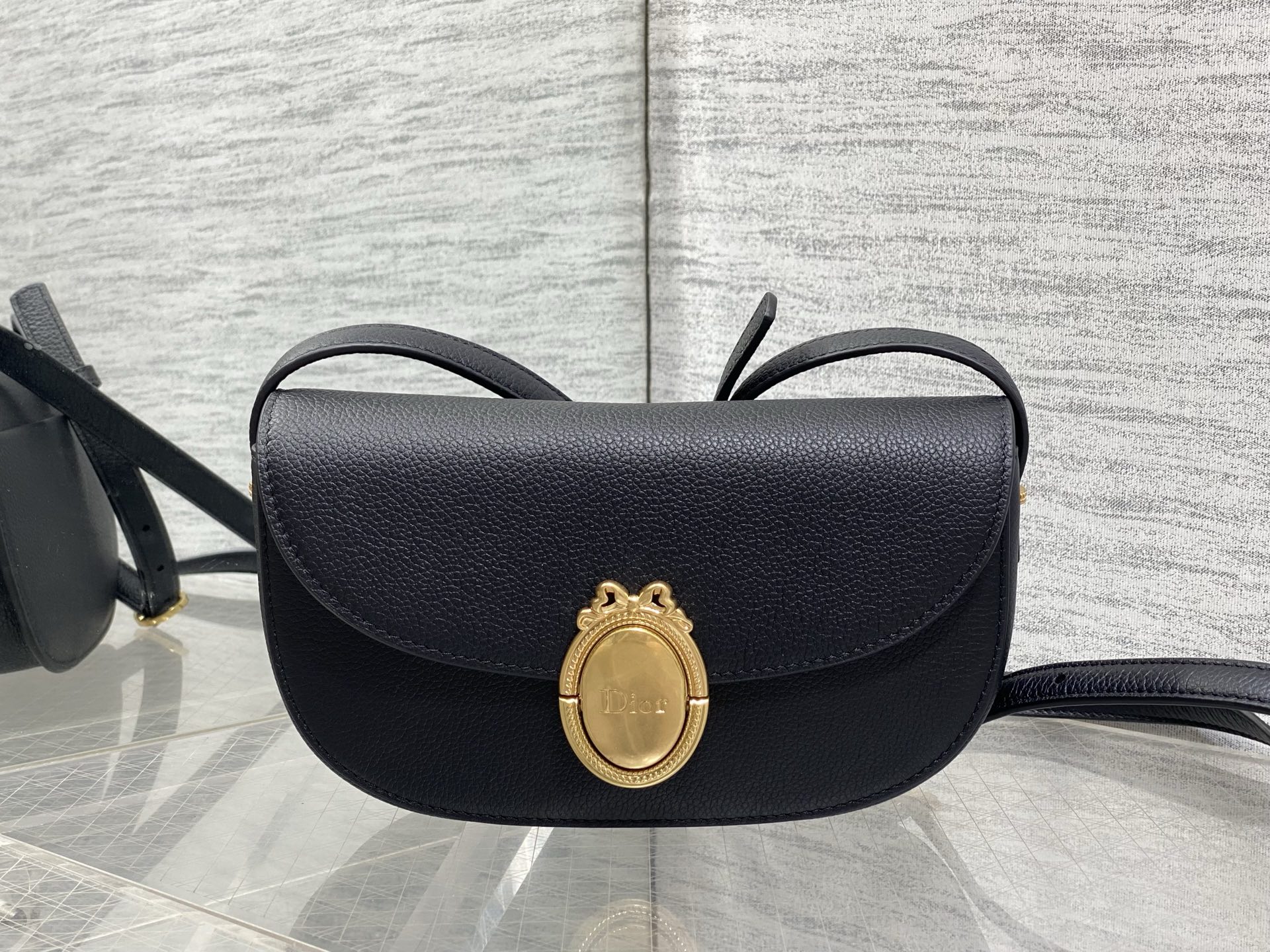NO:850969,The chip model is in stock. The latest Medaillon series. Simple and noble bag shape, French oval mirror body, unique French elegance and romantic temperament. Imported calfskin is carefully made and full of texture. The shoulder strap can be adjusted in length. It can be worn on the shoulder and cross-body. The back and upper body are full of French sweet girl feeling. size: 21*12*5.5cm 3921 small size, 2026 spring and summer new style, cowhide, Hermes,19860909芯片款现货 最新款Medaillon系列 简洁的贵气的包型,法式椭圆镜身 属于法式独有的优雅和浪漫气质 进口的小牛皮精心制作 质感拉满 肩带可以调节长短 可肩背斜挎 背上身就是满满的法式甜妹感 size:21*12*5.5cm 3921小号,2026春夏新款,cowhide,Hermes,,Bag