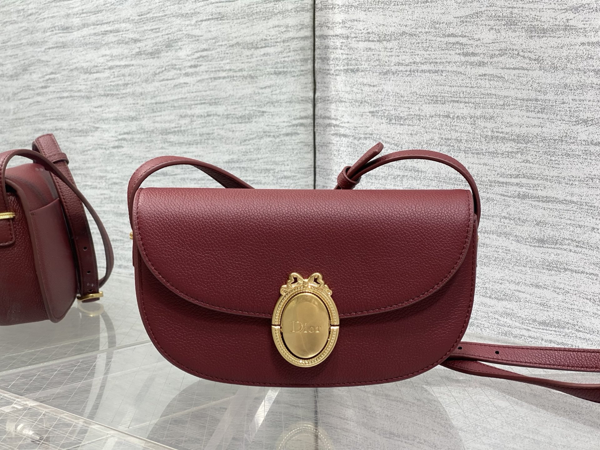 NO:850884,The chip model is in stock. The latest Medaillon series. Simple and noble bag shape, French oval mirror body, unique French elegance and romantic temperament. Imported calfskin is carefully made and full of texture. The shoulder strap can be adjusted in length. It can be worn on the shoulder and cross-body. The back and upper body are full of French sweet girl feeling. size: 21*12*5.5cm 3921 small size, 2026 spring and summer new style, cowhide, Hermes,19860909芯片款现货 最新款Medaillon系列 简洁的贵气的包型,法式椭圆镜身 属于法式独有的优雅和浪漫气质 进口的小牛皮精心制作 质感拉满 肩带可以调节长短 可肩背斜挎 背上身就是满满的法式甜妹感 size:21*12*5.5cm 3921小号,2026春夏新款,cowhide,Hermes,,Bag