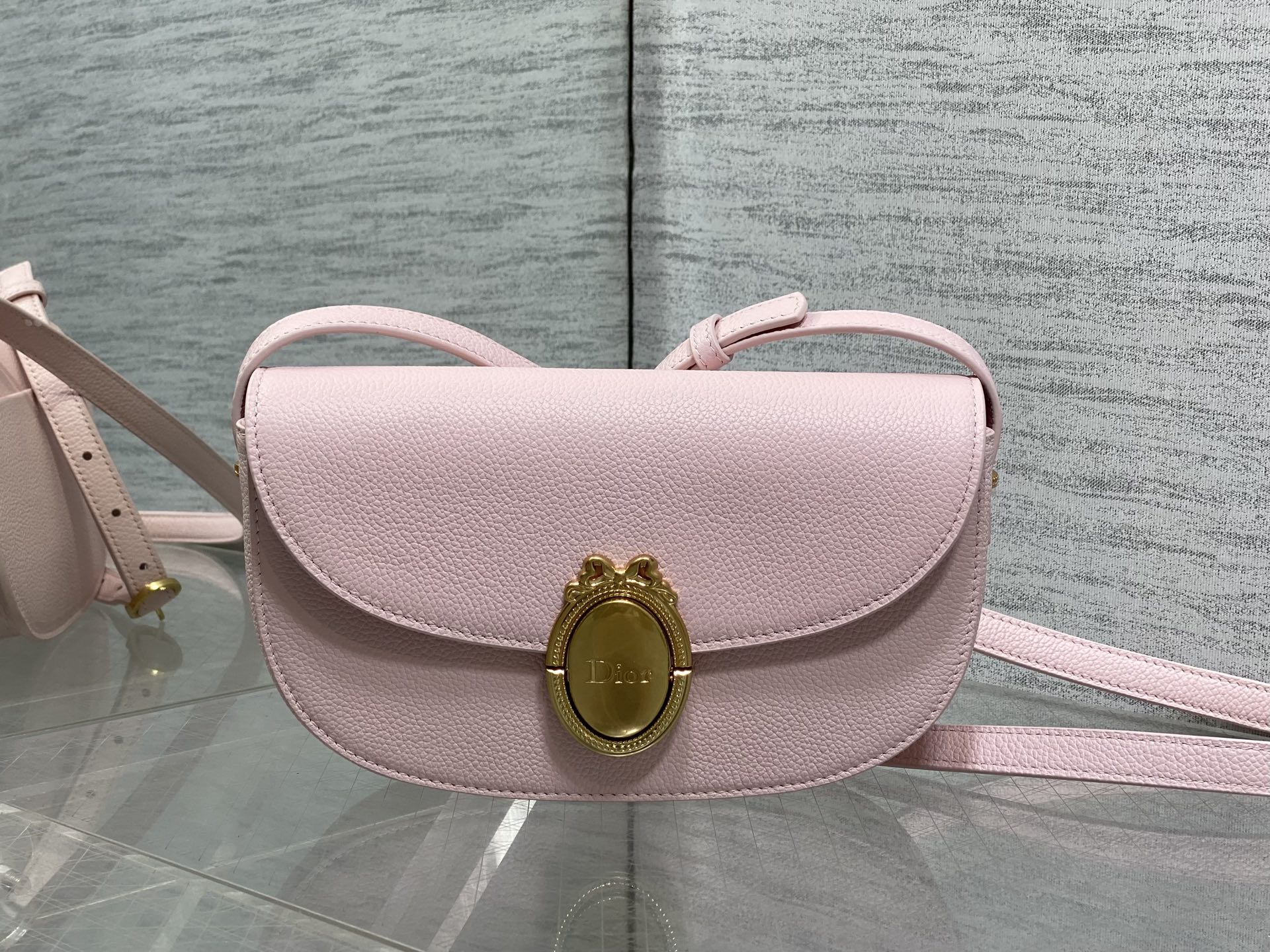 NO:850906,The chip model is in stock. The latest Medaillon series. Simple and noble bag shape, French oval mirror body, unique French elegance and romantic temperament. Imported calfskin is carefully made and full of texture. The shoulder strap can be adjusted in length. It can be worn on the shoulder and cross-body. The back and upper body are full of French sweet girl feeling. size: 21*12*5.5cm 3921 small size, 2026 spring and summer new style, cowhide, Hermes,19860909芯片款现货 最新款Medaillon系列 简洁的贵气的包型,法式椭圆镜身 属于法式独有的优雅和浪漫气质 进口的小牛皮精心制作 质感拉满 肩带可以调节长短 可肩背斜挎 背上身就是满满的法式甜妹感 size:21*12*5.5cm 3921小号,2026春夏新款,cowhide,Hermes,,Bag
