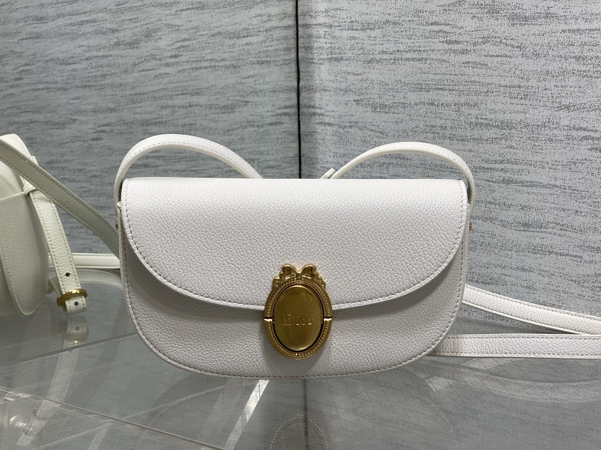 NO:850925,The chip model is in stock. The latest Medaillon series. Simple and noble bag shape, French oval mirror body, unique French elegance and romantic temperament. Imported calfskin is carefully made and full of texture. The shoulder strap can be adjusted in length. It can be worn on the shoulder and cross-body. The back and upper body are full of French sweet girl feeling. size: 21*12*5.5cm 3921 small size, 2026 spring and summer new style, cowhide, Hermes,19860909芯片款现货 最新款Medaillon系列 简洁的贵气的包型,法式椭圆镜身 属于法式独有的优雅和浪漫气质 进口的小牛皮精心制作 质感拉满 肩带可以调节长短 可肩背斜挎 背上身就是满满的法式甜妹感 size:21*12*5.5cm 3921小号,2026春夏新款,cowhide,Hermes,,Bag