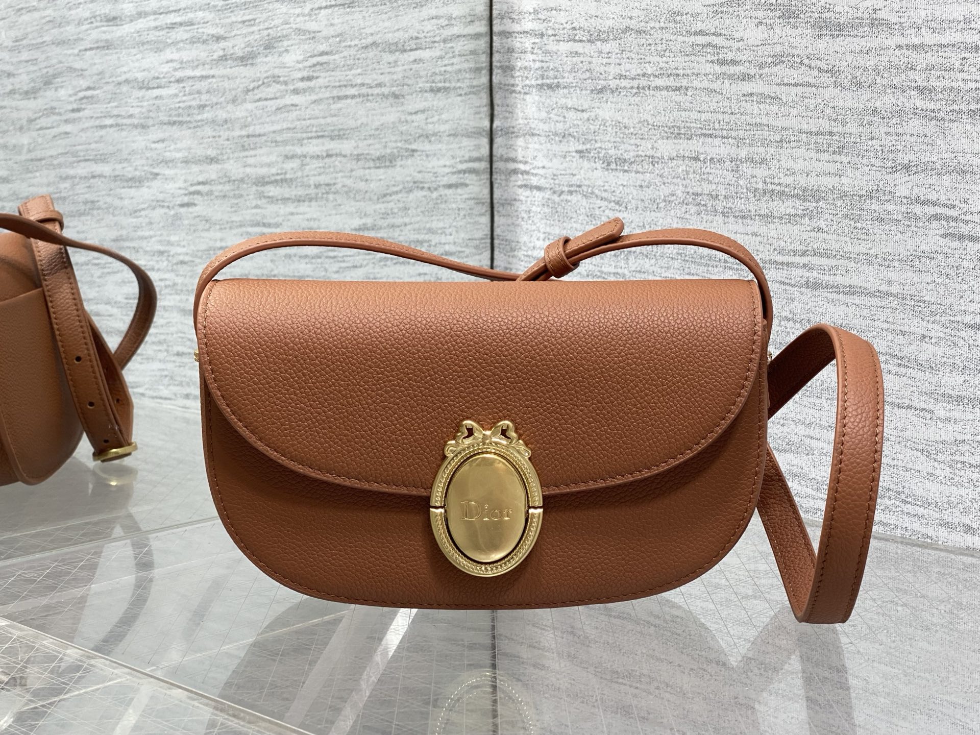 NO:850946,The chip model is in stock. The latest Medaillon series. Simple and noble bag shape, French oval mirror body, unique French elegance and romantic temperament. Imported calfskin is carefully made and full of texture. The shoulder strap can be adjusted in length. It can be worn on the shoulder and cross-body. The back and upper body are full of French sweet girl feeling. size: 21*12*5.5cm 3921 small size, 2026 spring and summer new style, cowhide, Hermes,19860909芯片款现货 最新款Medaillon系列 简洁的贵气的包型,法式椭圆镜身 属于法式独有的优雅和浪漫气质 进口的小牛皮精心制作 质感拉满 肩带可以调节长短 可肩背斜挎 背上身就是满满的法式甜妹感 size:21*12*5.5cm 3921小号,2026春夏新款,cowhide,Hermes,,Bag