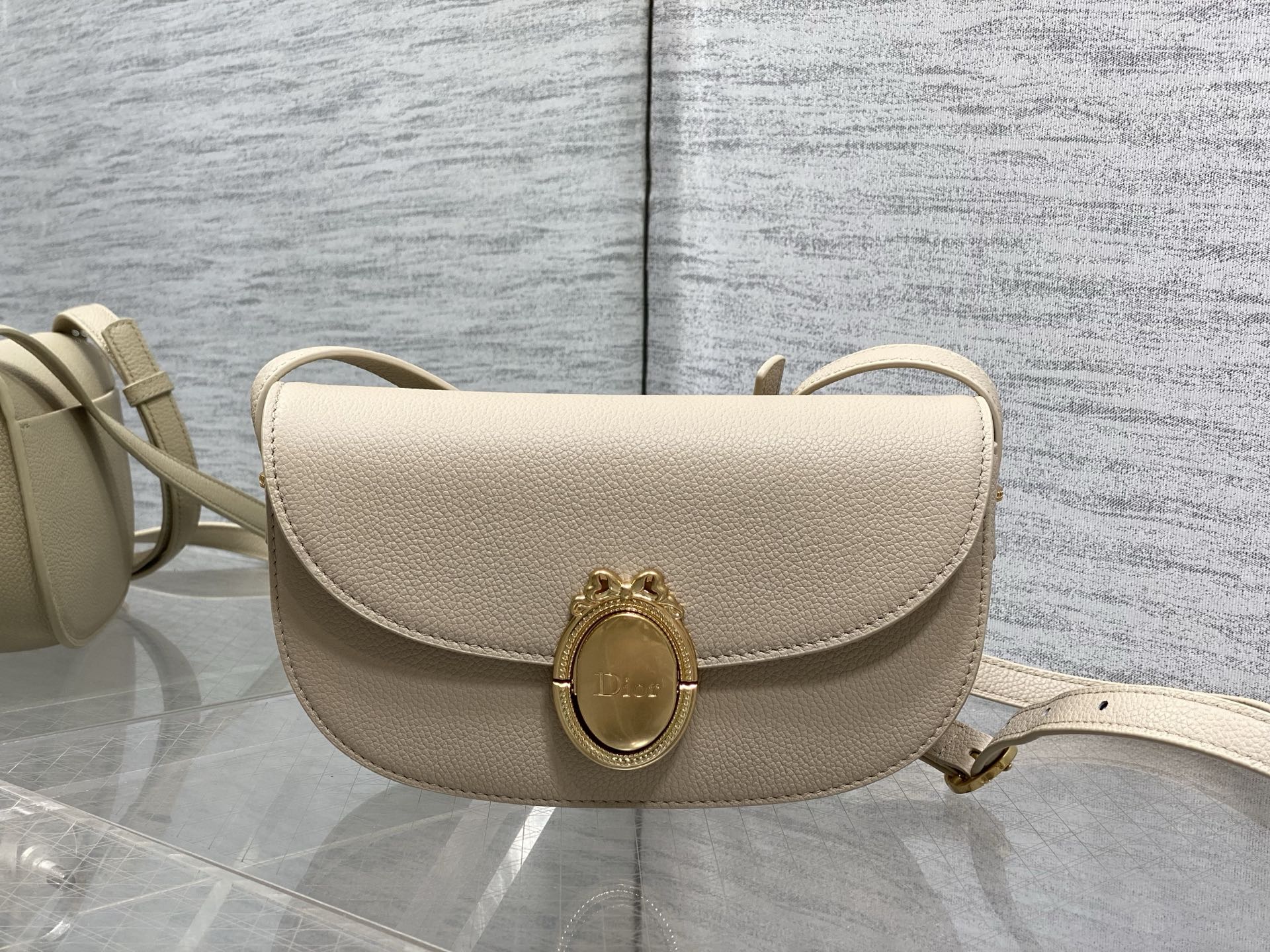 NO:850981,The chip model is in stock. The latest Medaillon series. Simple and noble bag shape, French oval mirror body, unique French elegance and romantic temperament. Imported calfskin is carefully made and full of texture. The shoulder strap can be adjusted in length. It can be worn on the shoulder and cross-body. The back and upper body are full of French sweet girl feeling. size: 21*12*5.5cm 3921 small size, 2026 spring and summer new style, cowhide, Hermes,19860909芯片款现货 最新款Medaillon系列 简洁的贵气的包型,法式椭圆镜身 属于法式独有的优雅和浪漫气质 进口的小牛皮精心制作 质感拉满 肩带可以调节长短 可肩背斜挎 背上身就是满满的法式甜妹感 size:21*12*5.5cm 3921小号,2026春夏新款,cowhide,Hermes,,Bag