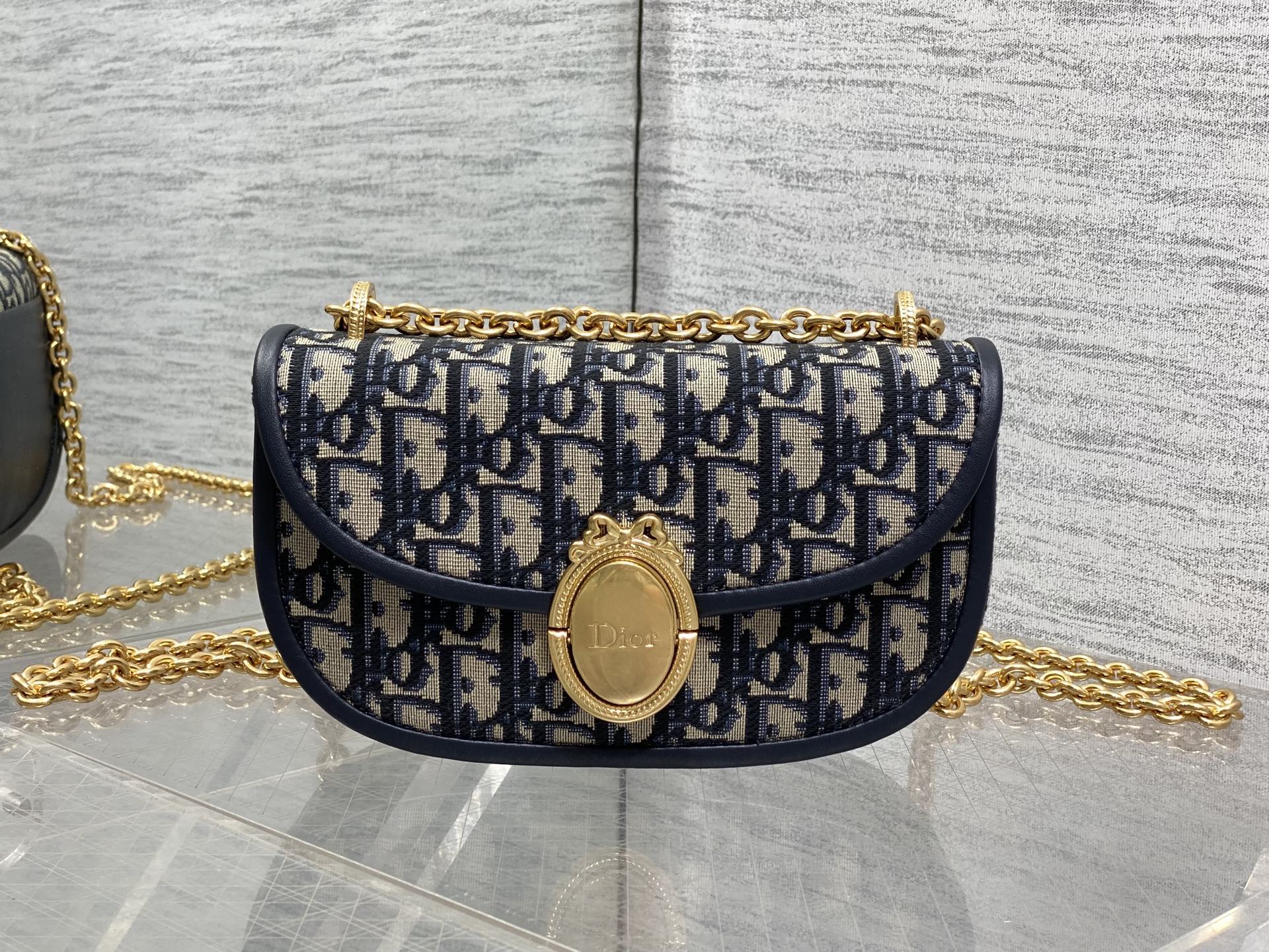 NO:850998,The chip model is in stock. The latest Medaillon series. Simple and noble bag shape, French oval mirror body. It has a unique French elegance and romantic temperament. The classic Oblique is more and more attractive the more you look at it. The shoulder strap can be adjusted in length. It can be worn on the shoulder and cross-body. The back and upper body are full of French sweet girl feeling. Size: 21*12*5.5cm 3921 small size, 2026 spring and summer new style, Hermes,19860909芯片款现货 最新款Medaillon系列 简洁的贵气的包型,法式椭圆镜身 属于法式独有的优雅和浪漫气质 经典的Oblique 老花越看越耐看 肩带可以调节长短 可肩背斜挎 背上身就是满满的法式甜妹感 size:21*12*5.5cm 3921小号,2026春夏新款,Hermes,,Bag
