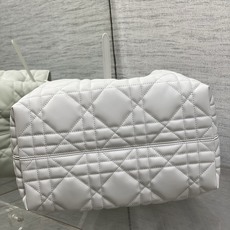 岩石灰中号现货‼️全新升级版本 芯片版本内里配羊皮带着 Toujours 去旅行,超大菱格的设计,搭配经 岩石灰中号现货‼️全新升级版本 芯片版本内里配羊皮带着 Toujours 去旅行,超大菱格的设计,搭配经