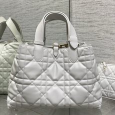 岩石灰中号现货‼️全新升级版本 芯片版本内里配羊皮带着 Toujours 去旅行,超大菱格的设计,搭配经 岩石灰中号现货‼️全新升级版本 芯片版本内里配羊皮带着 Toujours 去旅行,超大菱格的设计,搭配经